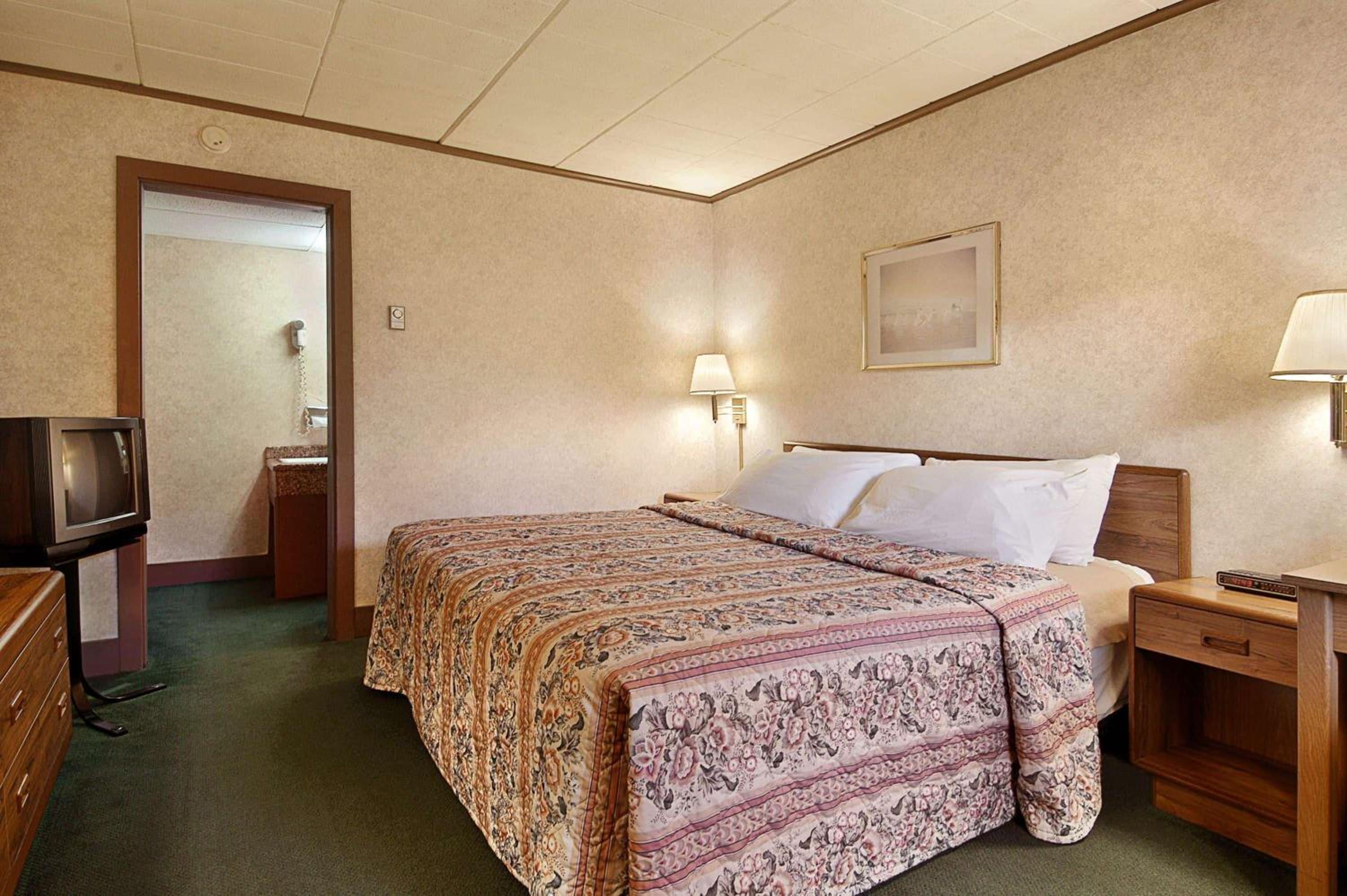 King Room - Non-Smoking photo 2