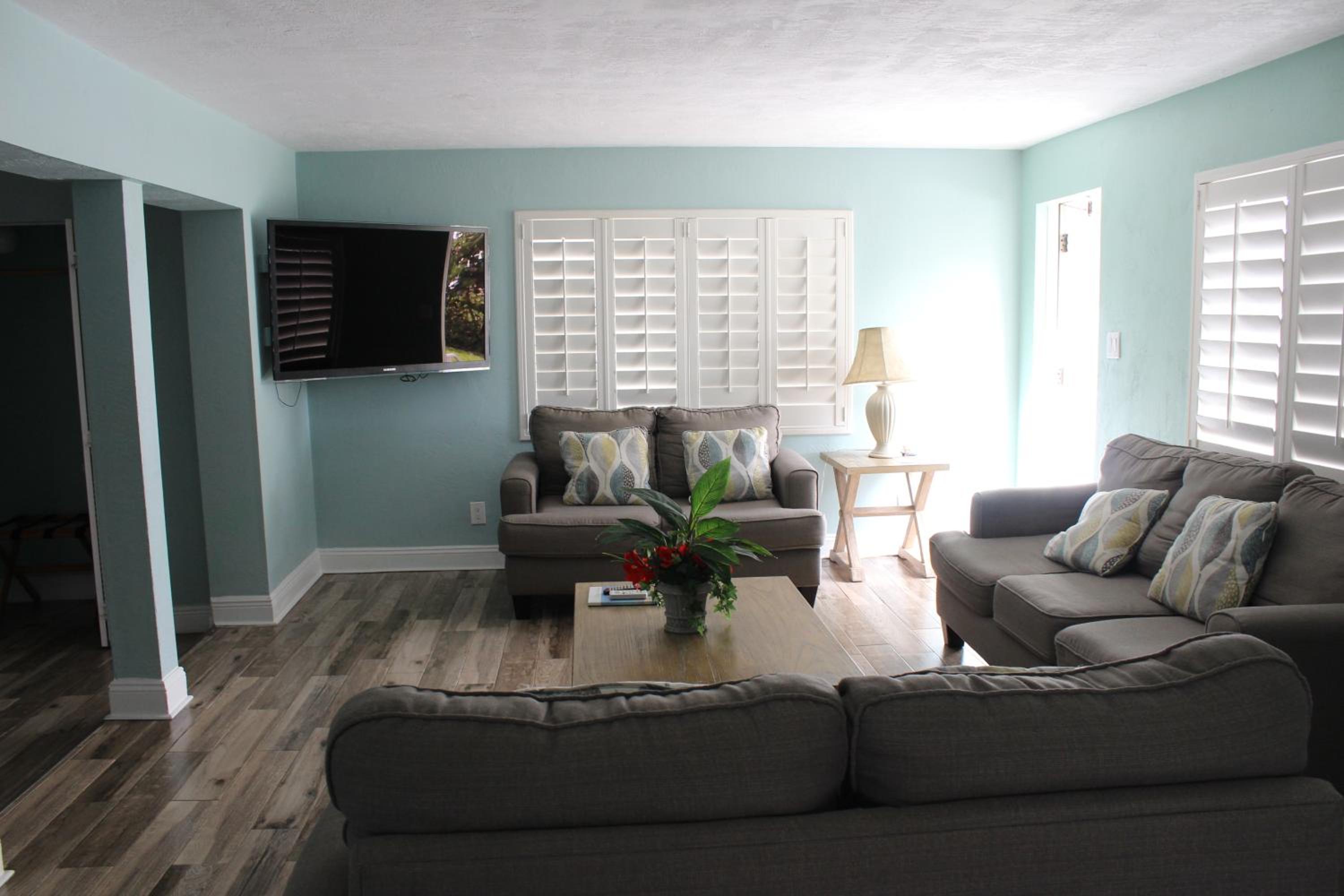 Two-Bedroom Apartment with Garden View - Photo 2