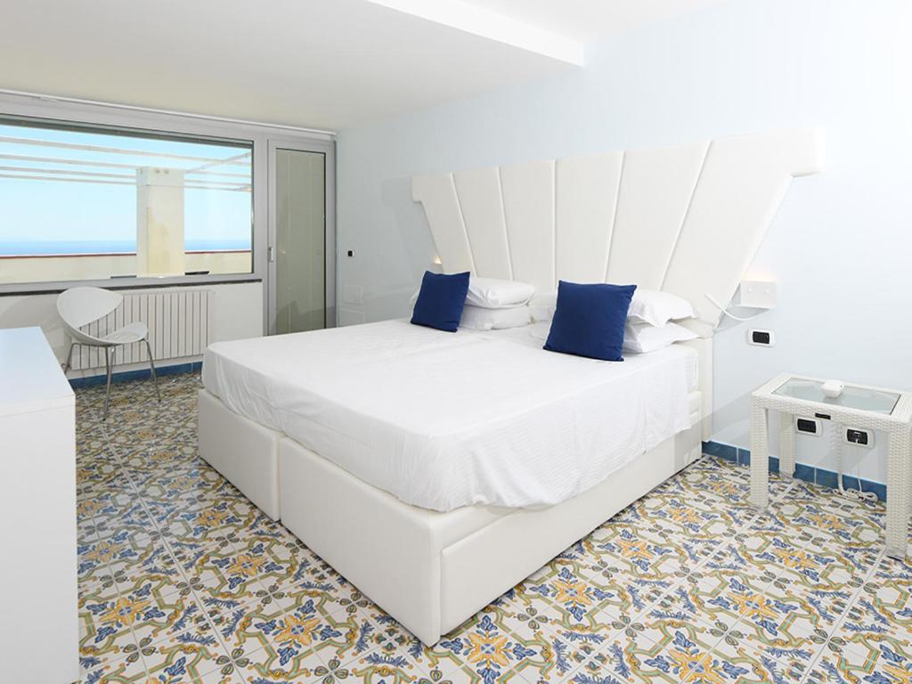 Junior Suite with Terrace and Sea View - Photo 1
