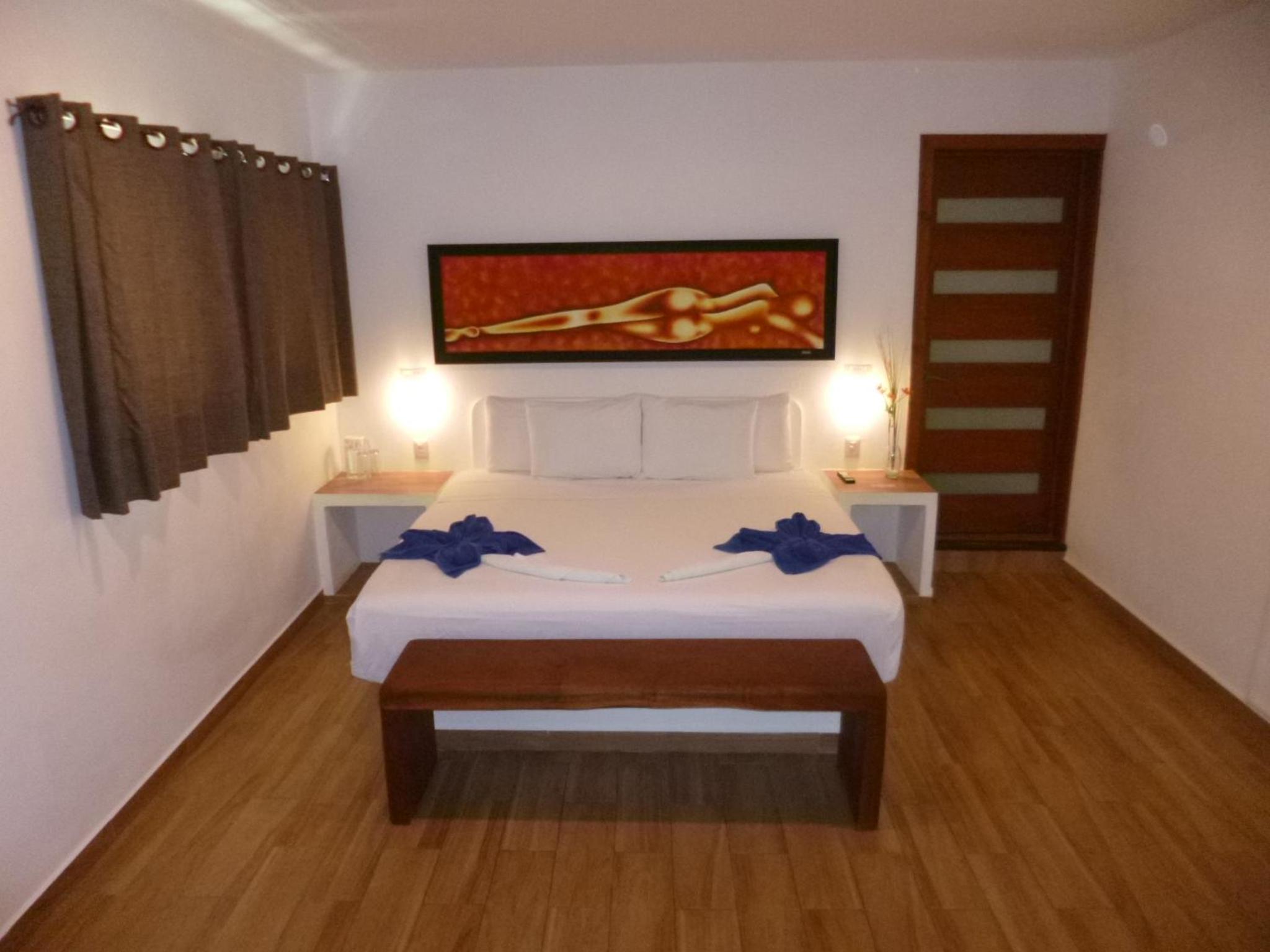King Room with Lake View - Photo 10
