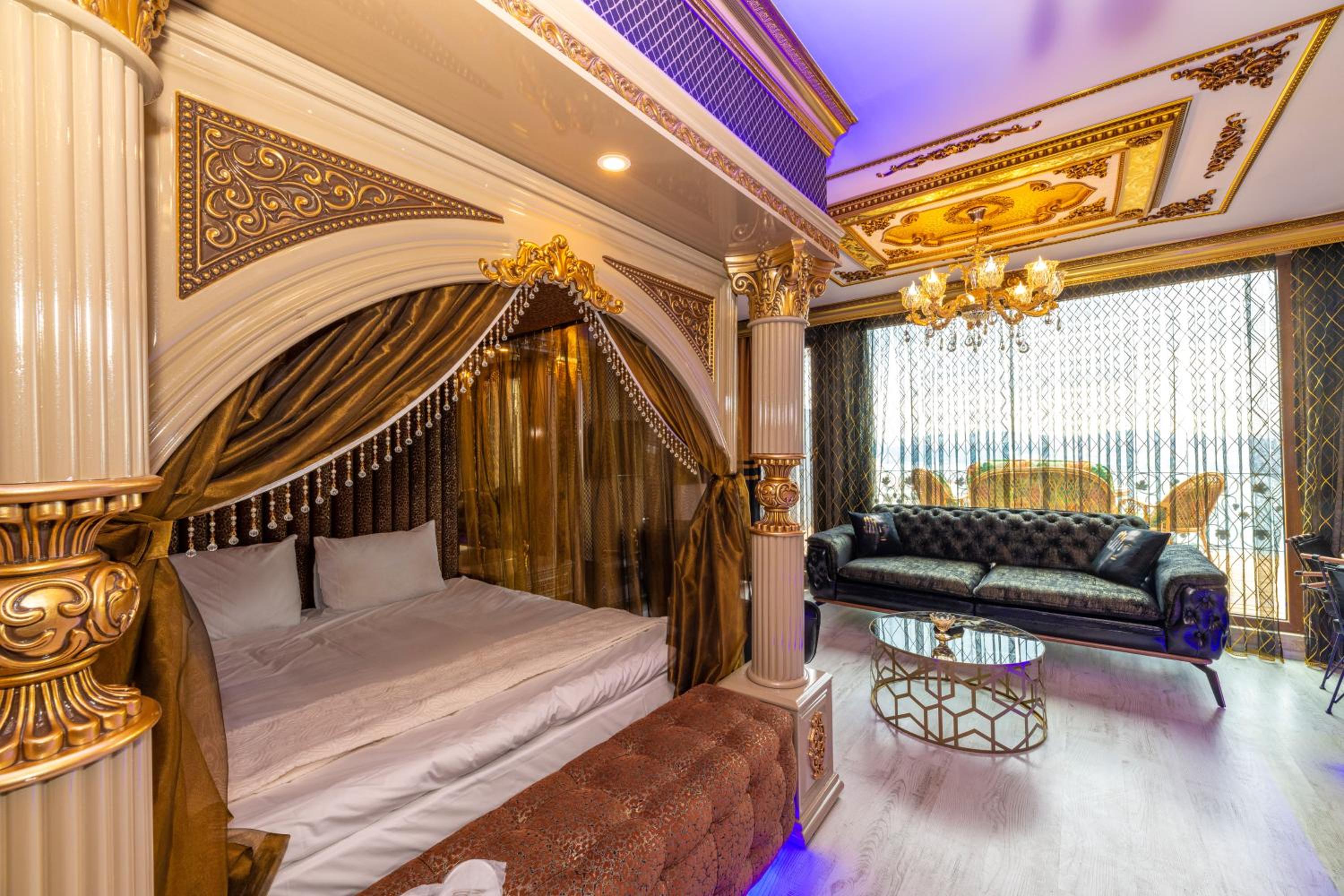 King Suite with Balcony photo 1