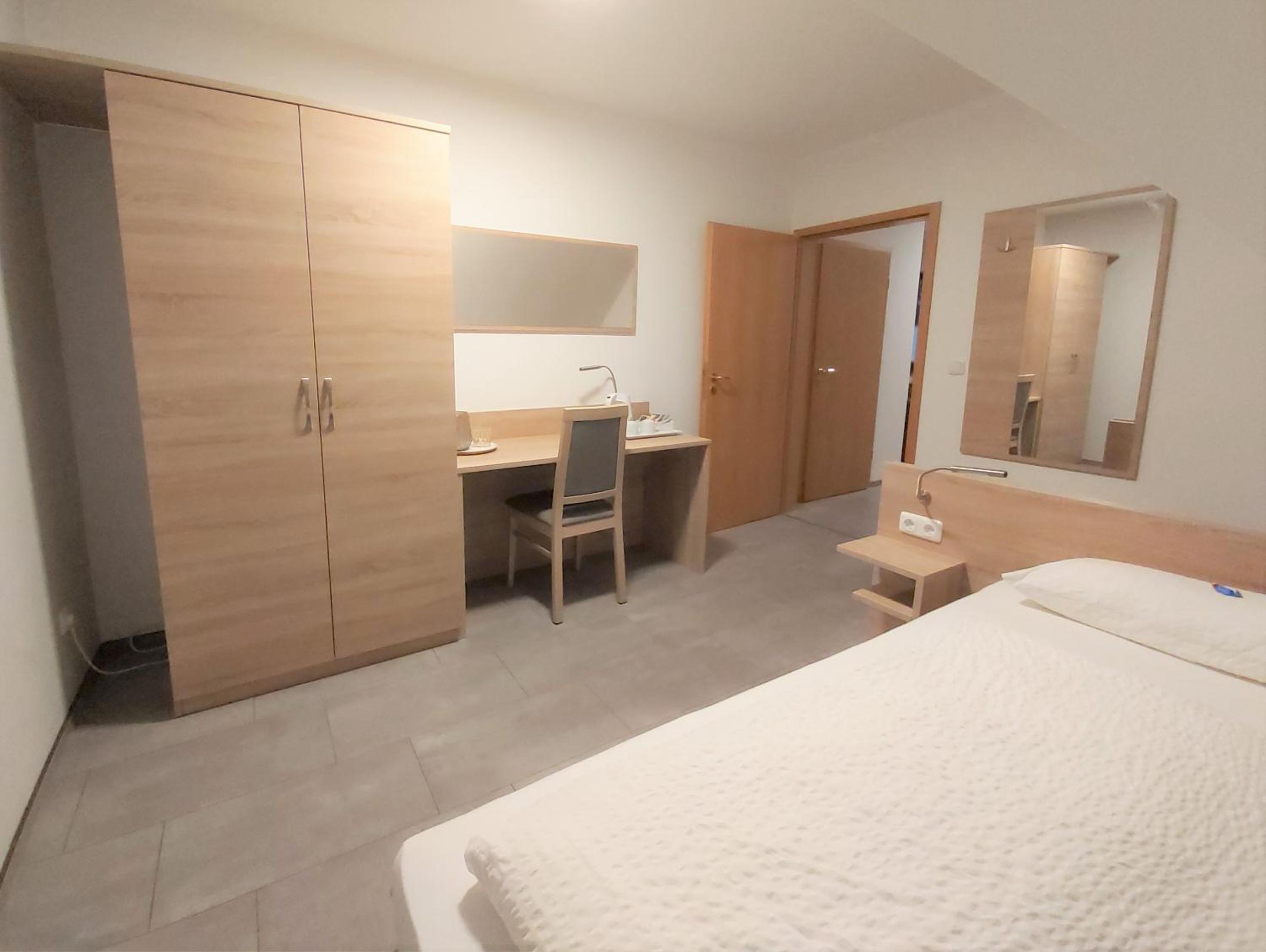 Family Double Room - Photo 9
