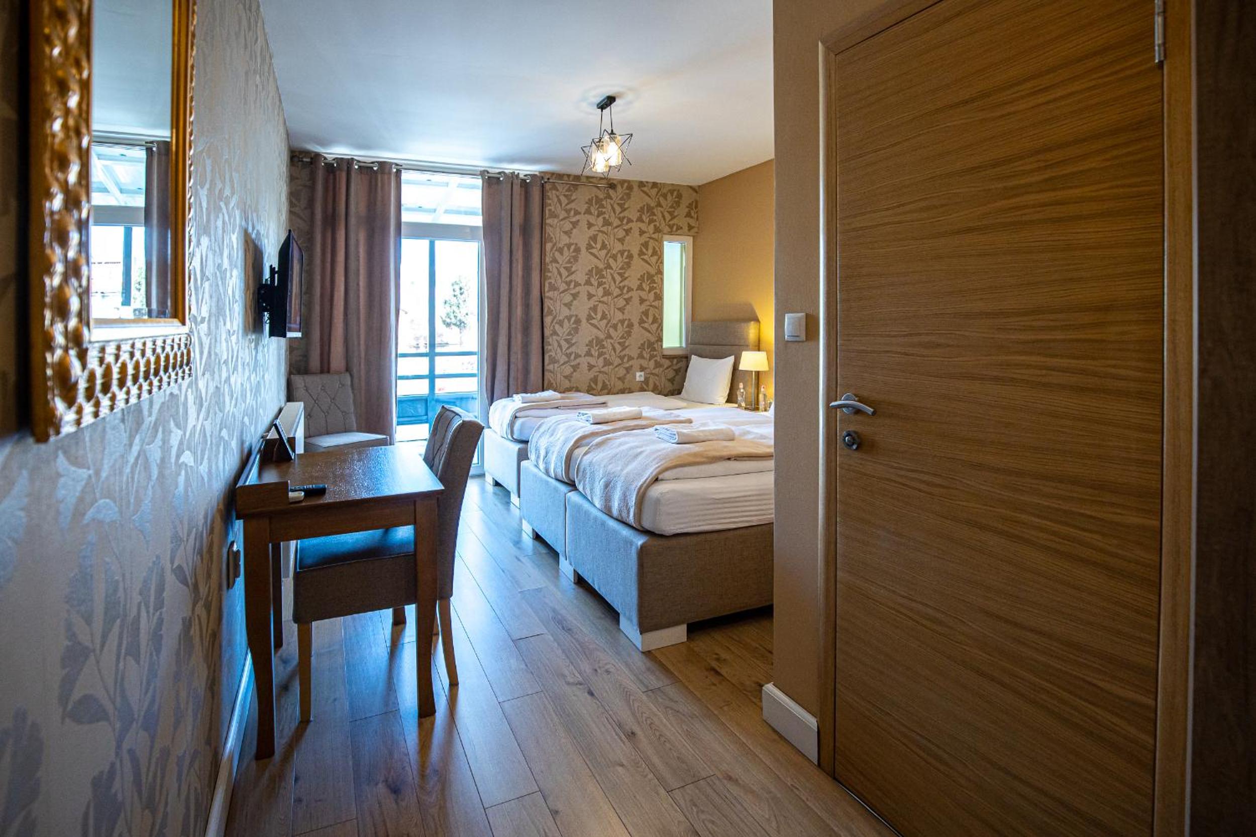 Deluxe Double Room (2 Adults + 1 Child)