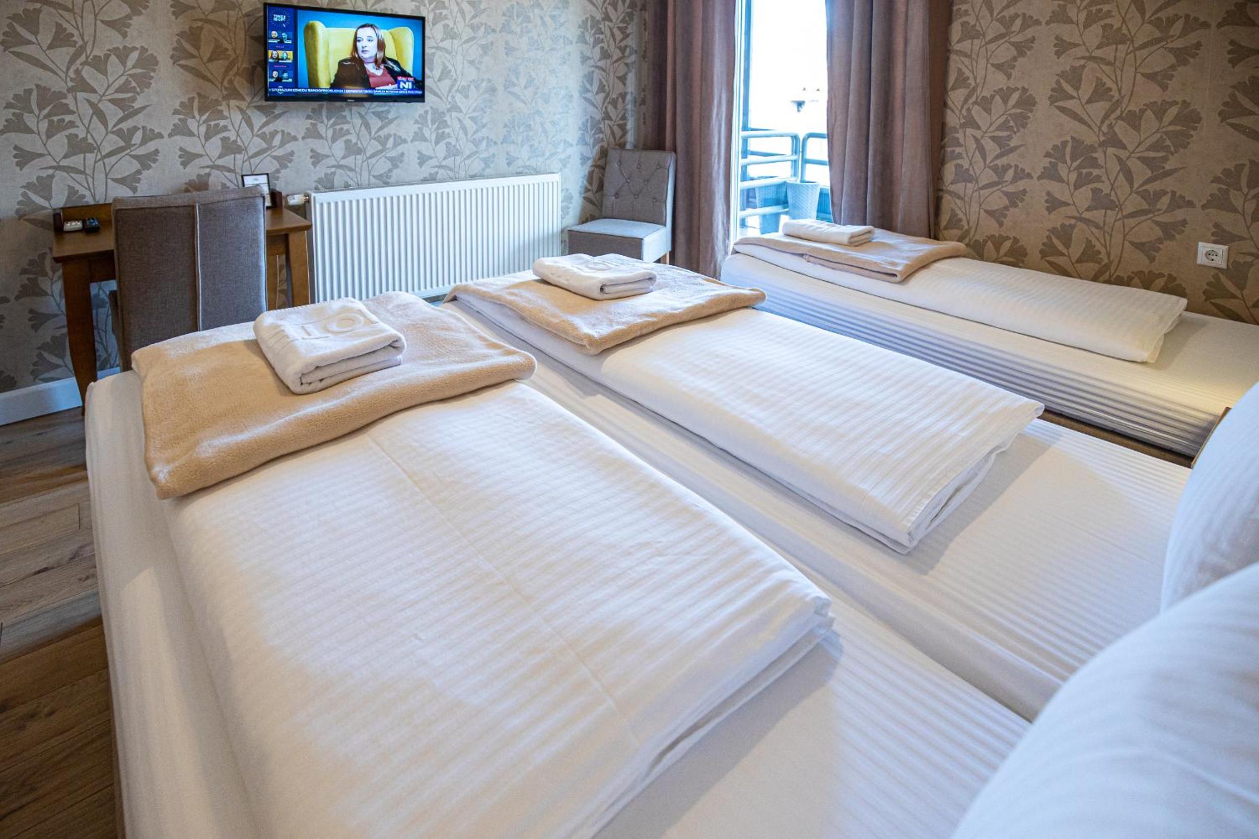 Deluxe Double Room (2 Adults + 1 Child) photo 1