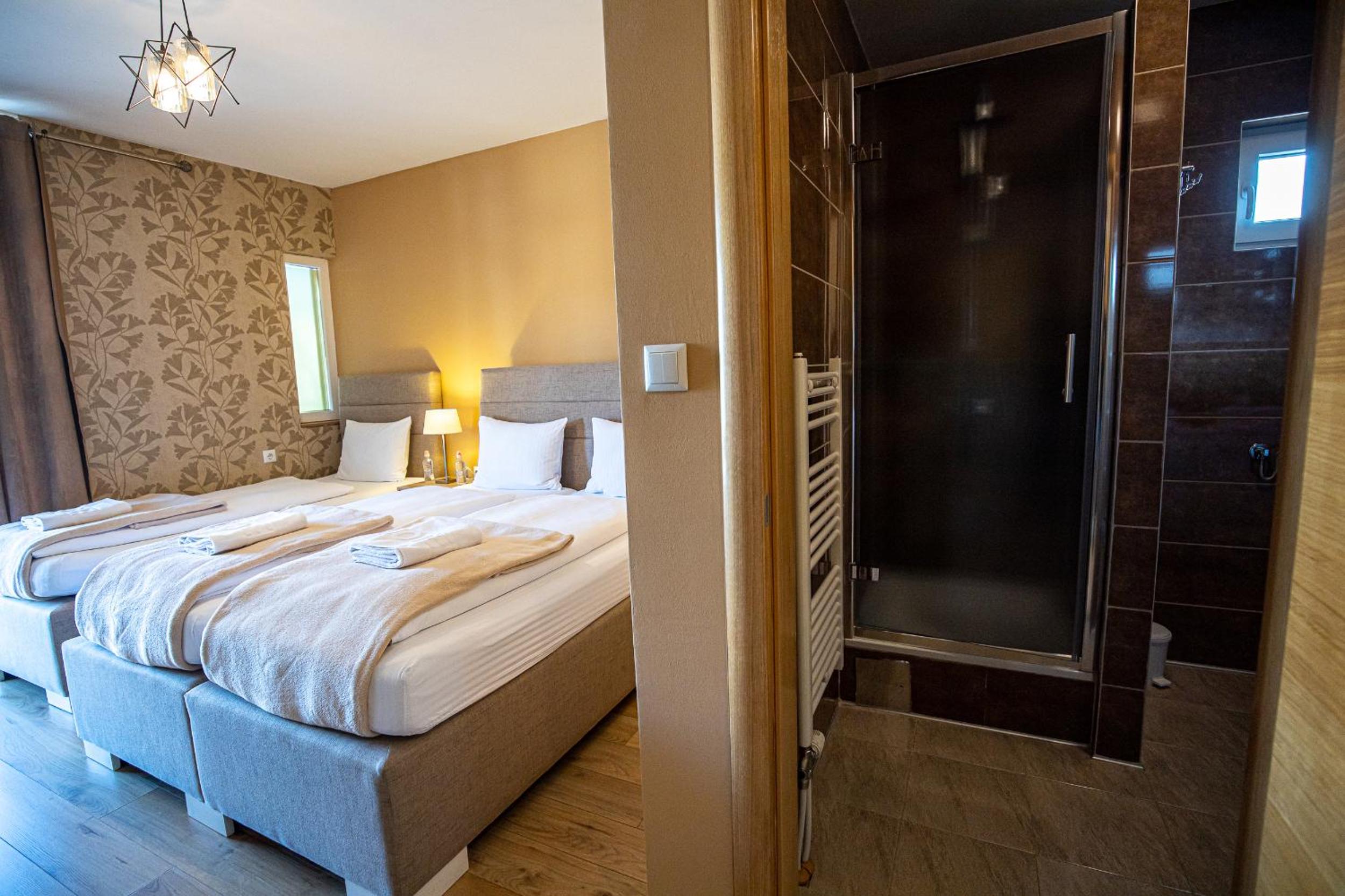 Deluxe Double Room (2 Adults + 1 Child) photo 3