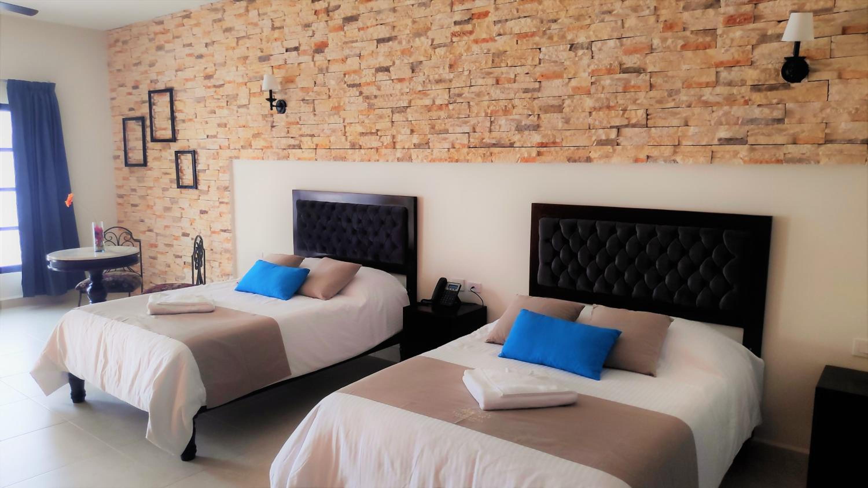 Suite 2 double beds, living room, pool and garden view