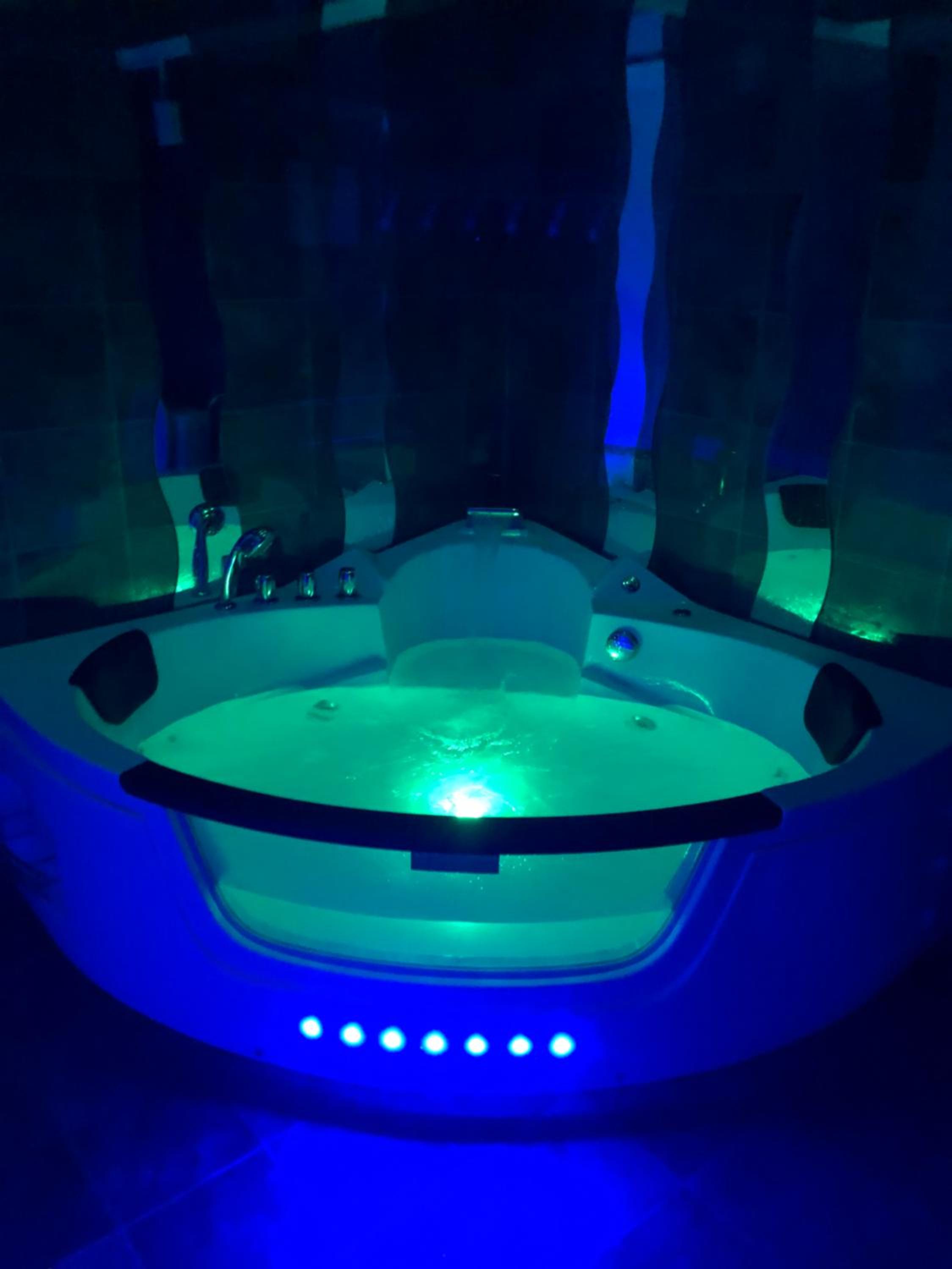 Deluxe Apartment jacuzzi - Photo 8