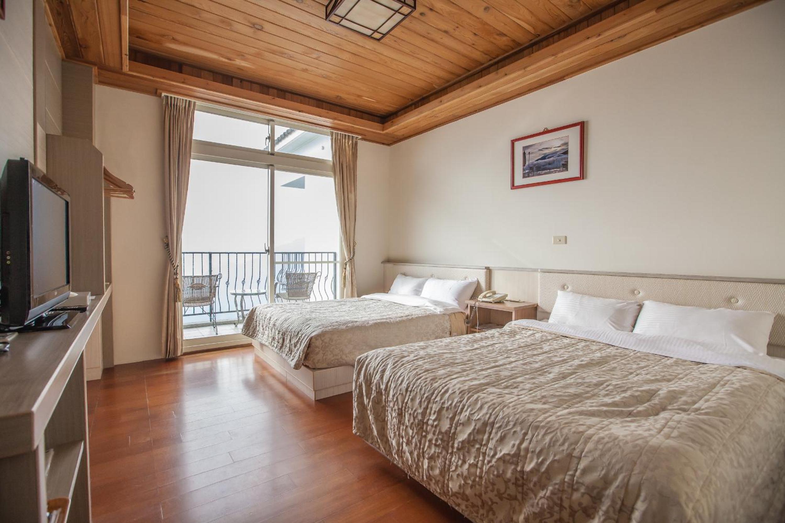 Family Room with Balcony photo 2