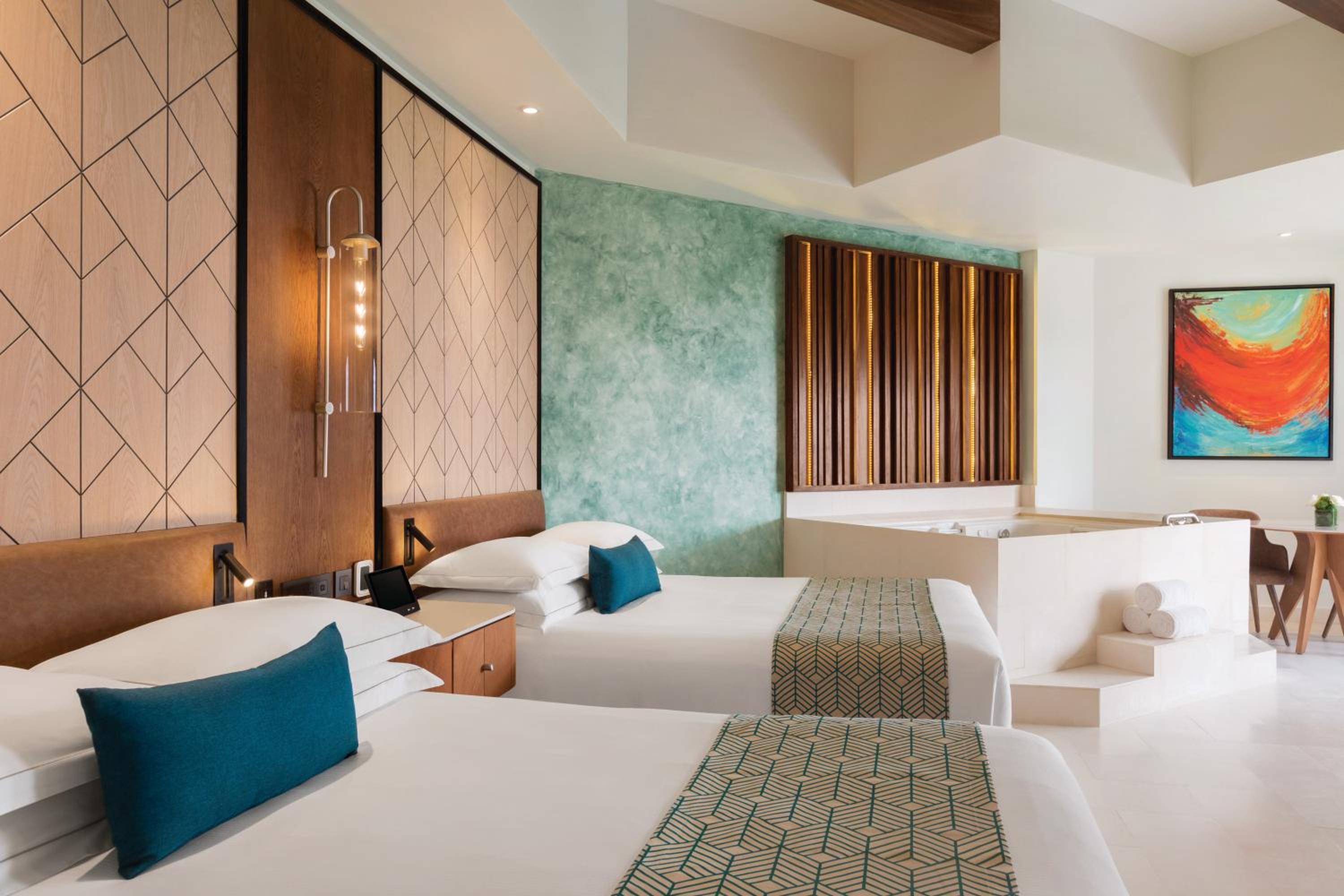 Junior Suite Swim-Up - 2 Queen Beds