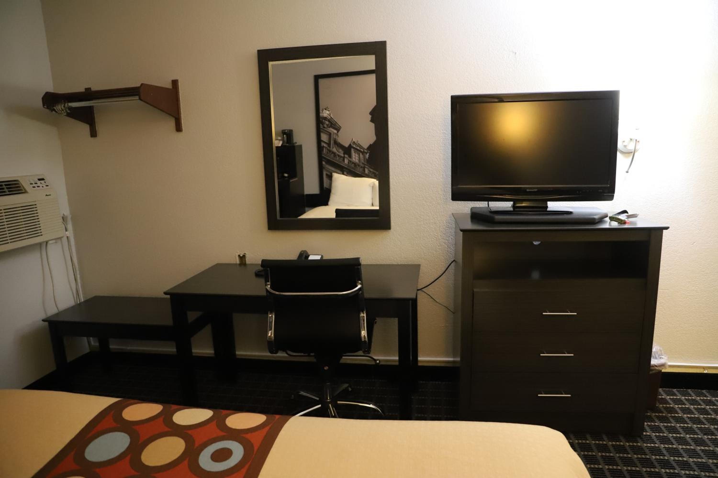 Deluxe King Suite - Photo 2