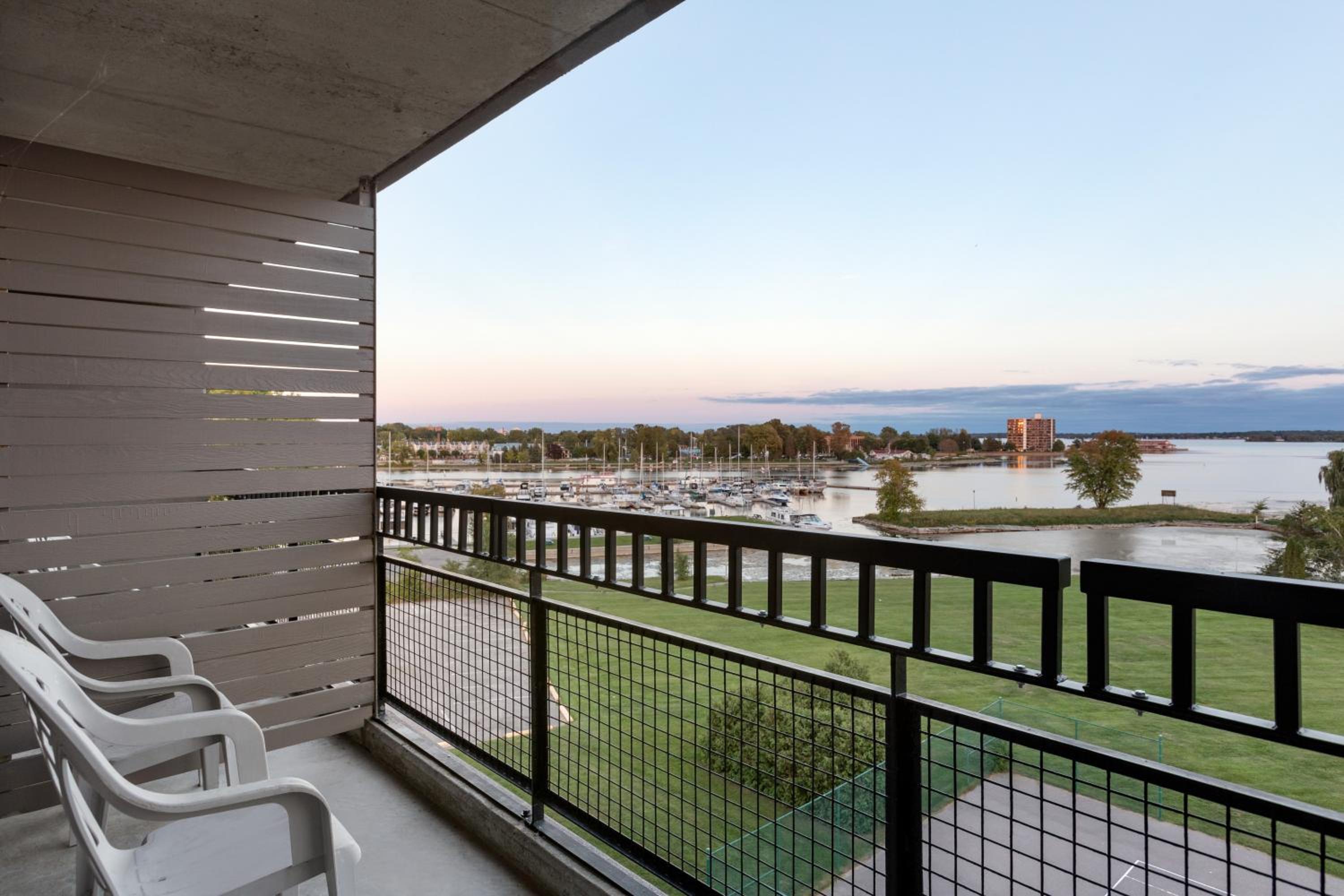 Queen Room with Two Queen Beds and Lake View - Non-Smoking - Photo 3