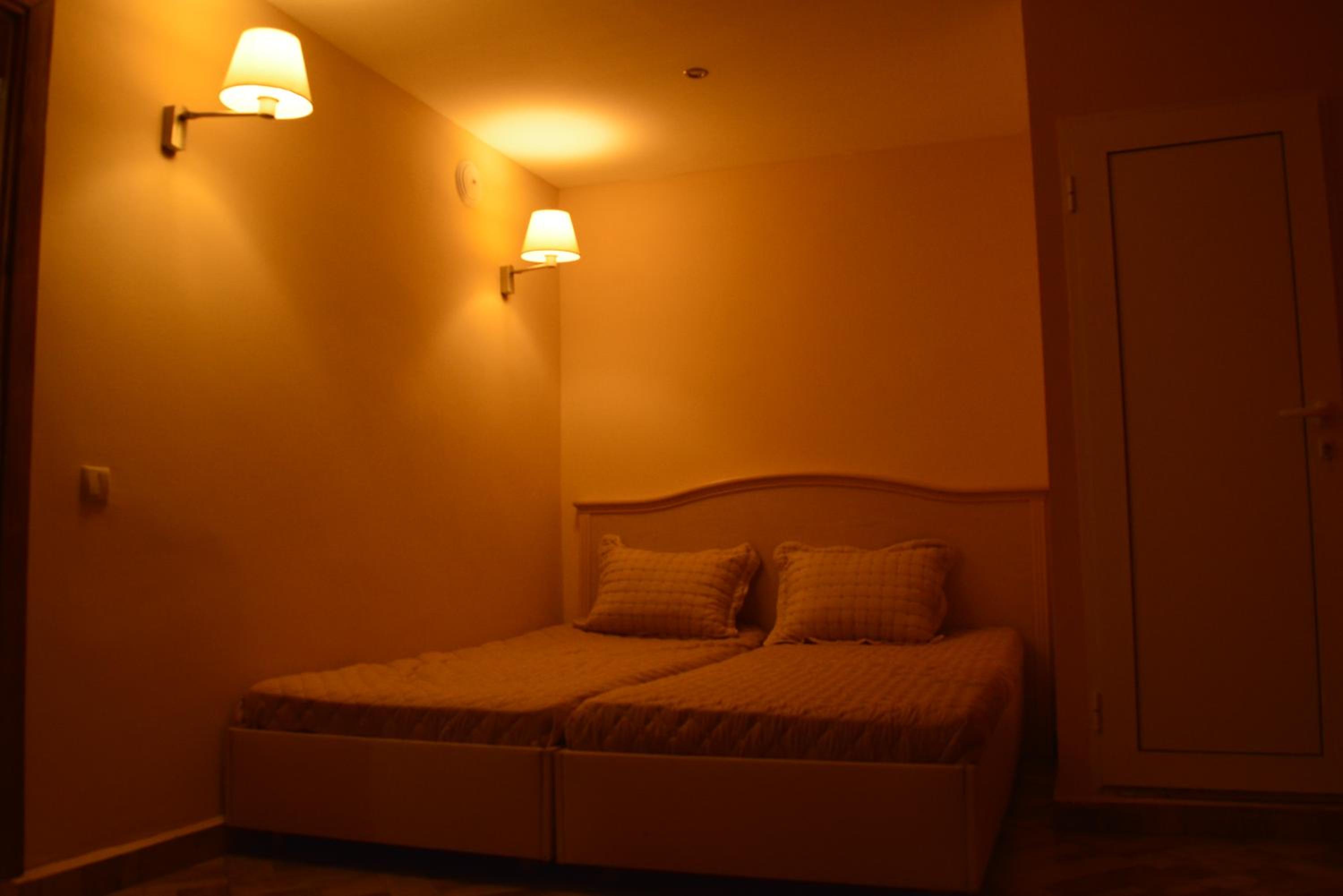 Double or Twin Room with City View - Photo 2