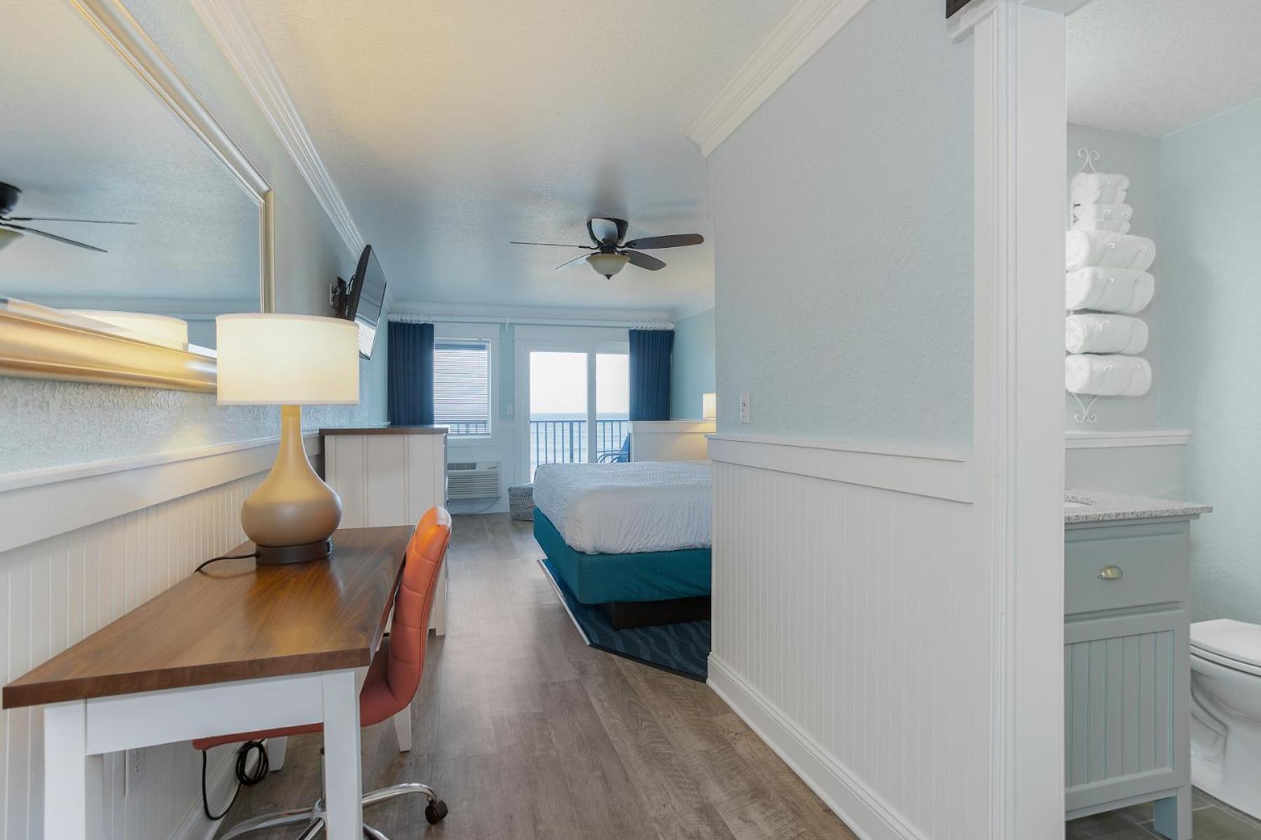 Premium - 1 King Bed Oceanfront - 4 Seasons - No Pets