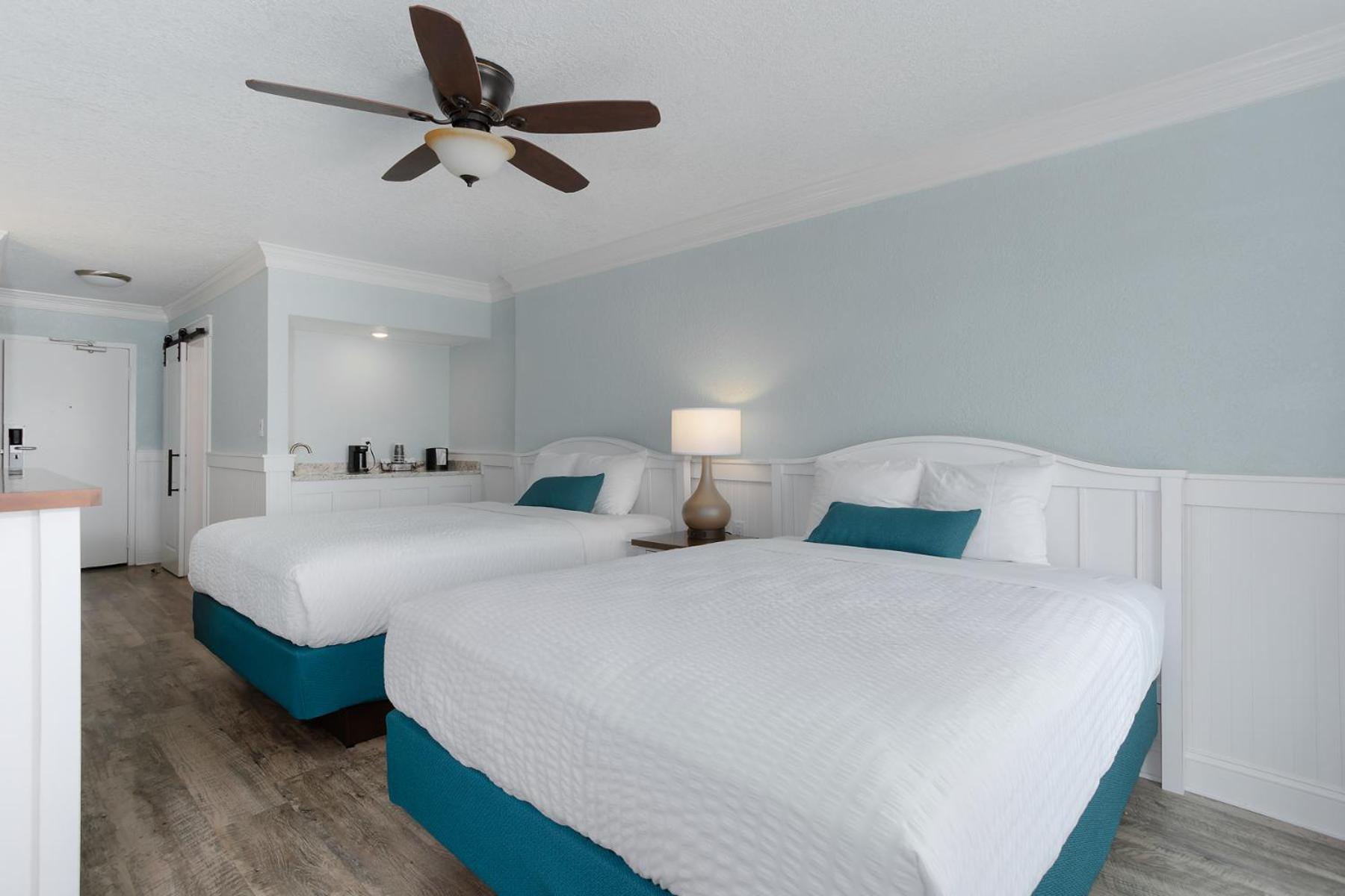 Standard - 2 Queen Beds - 4 Seasons - No Pets