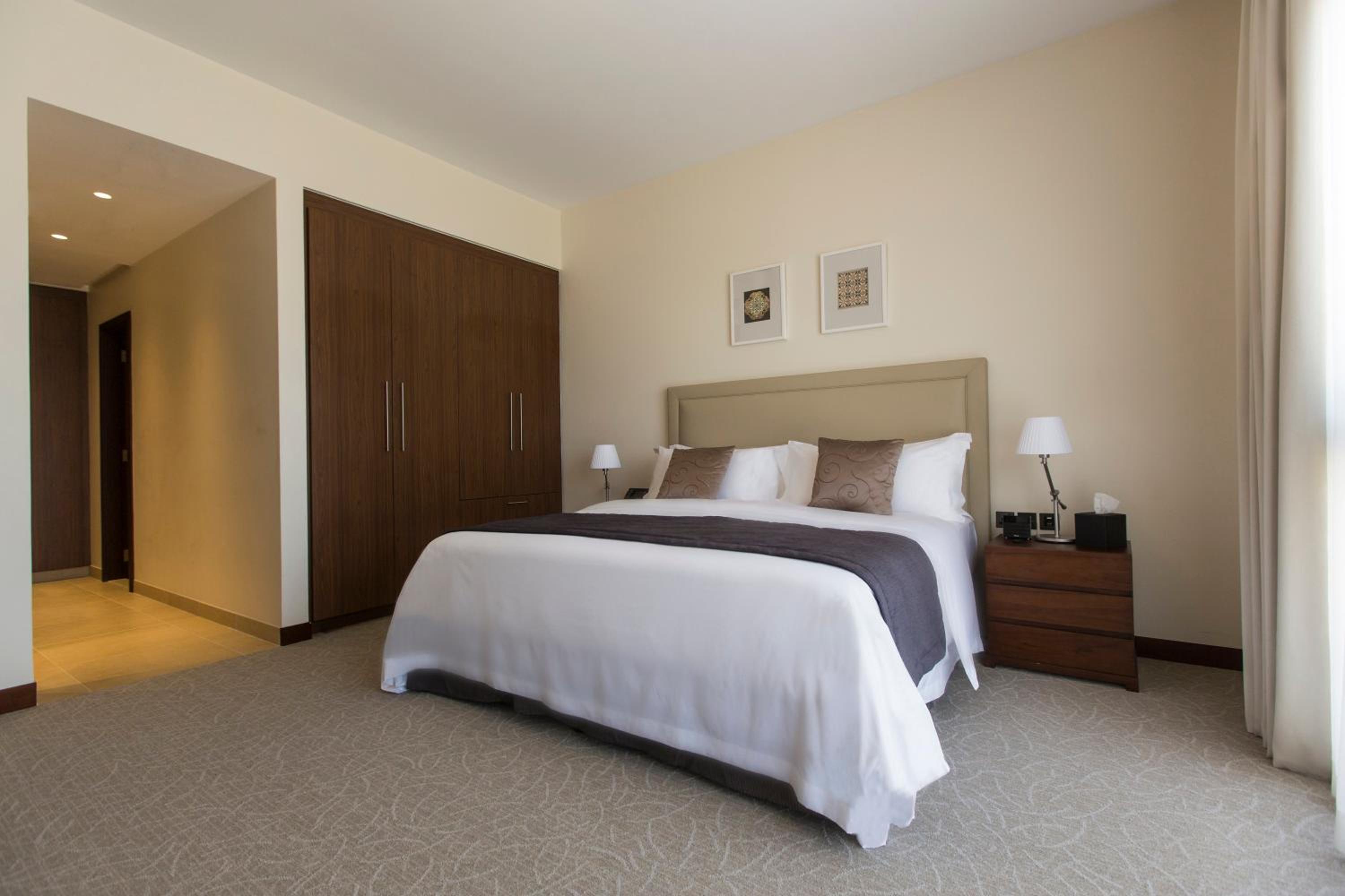 One-Bedroom Suite with Hotel View photo 1