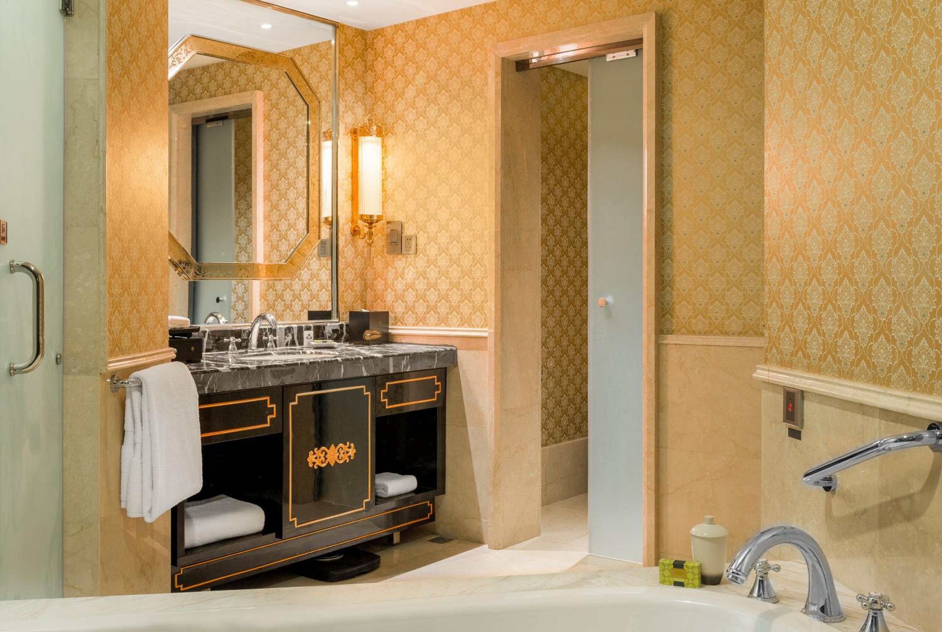 Premium King Room - Club Lounge Access photo 2