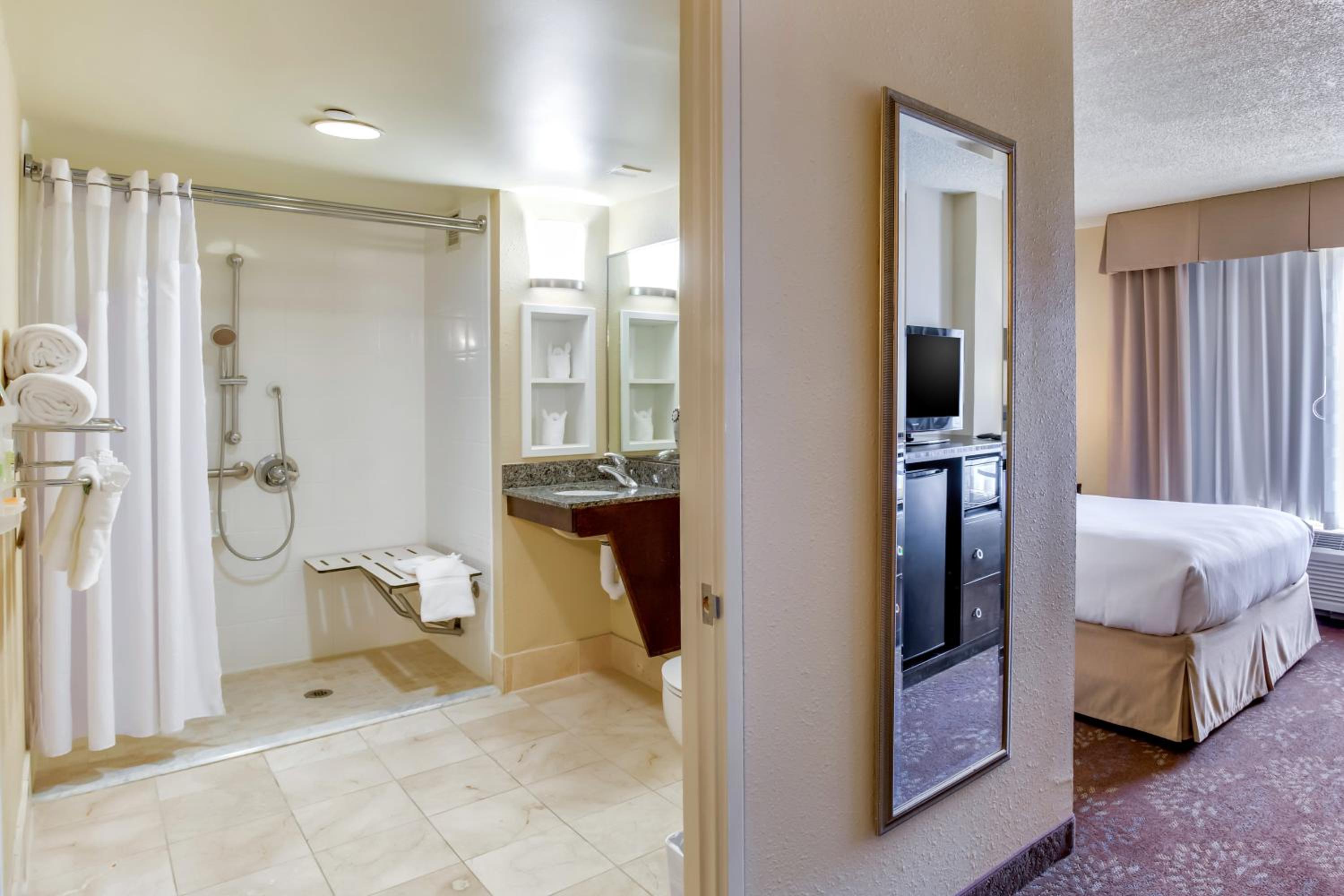 Double Room - Mobility Access with Roll-in Shower - Photo 2