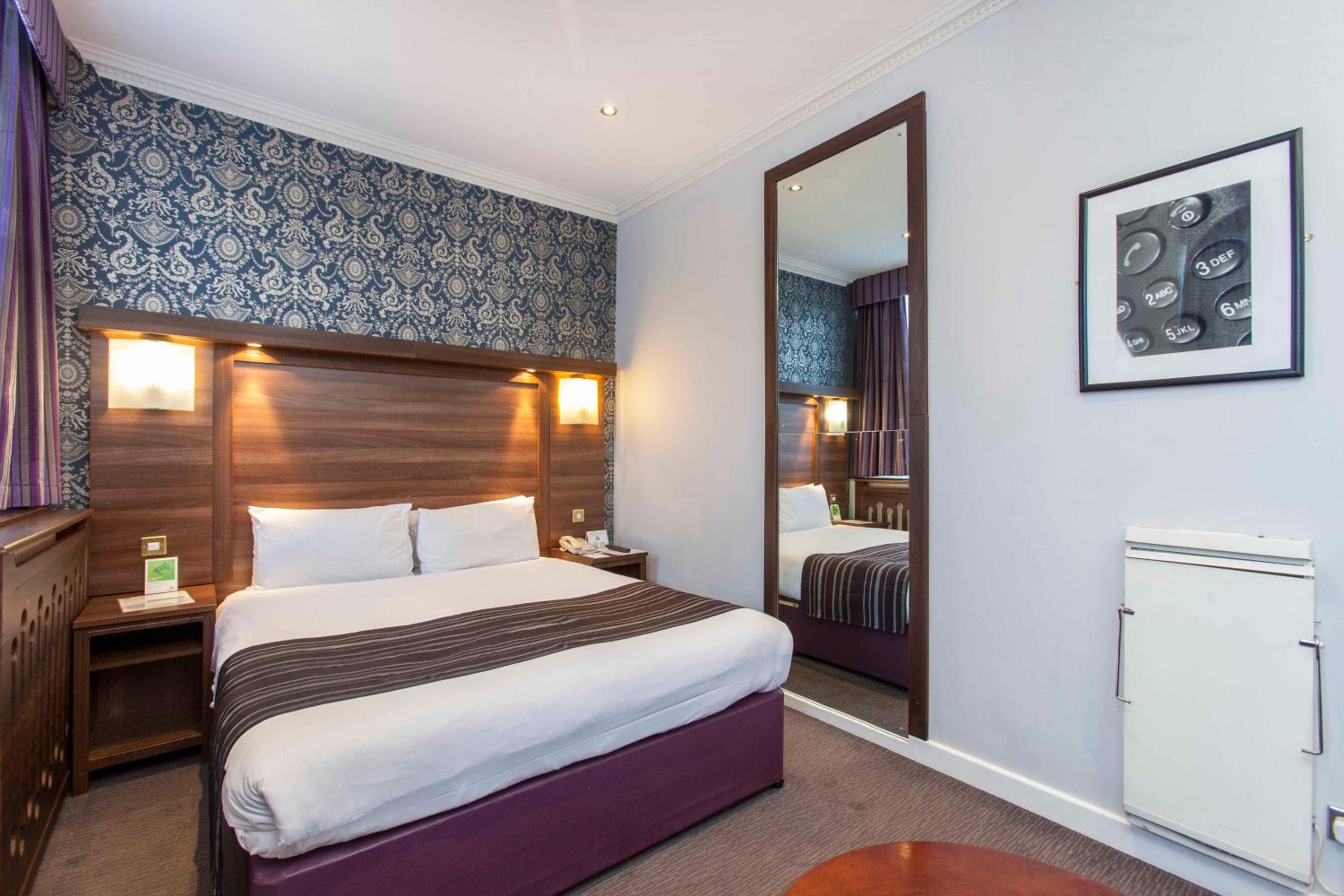 Standard Queen Room - Accessible photo 1
