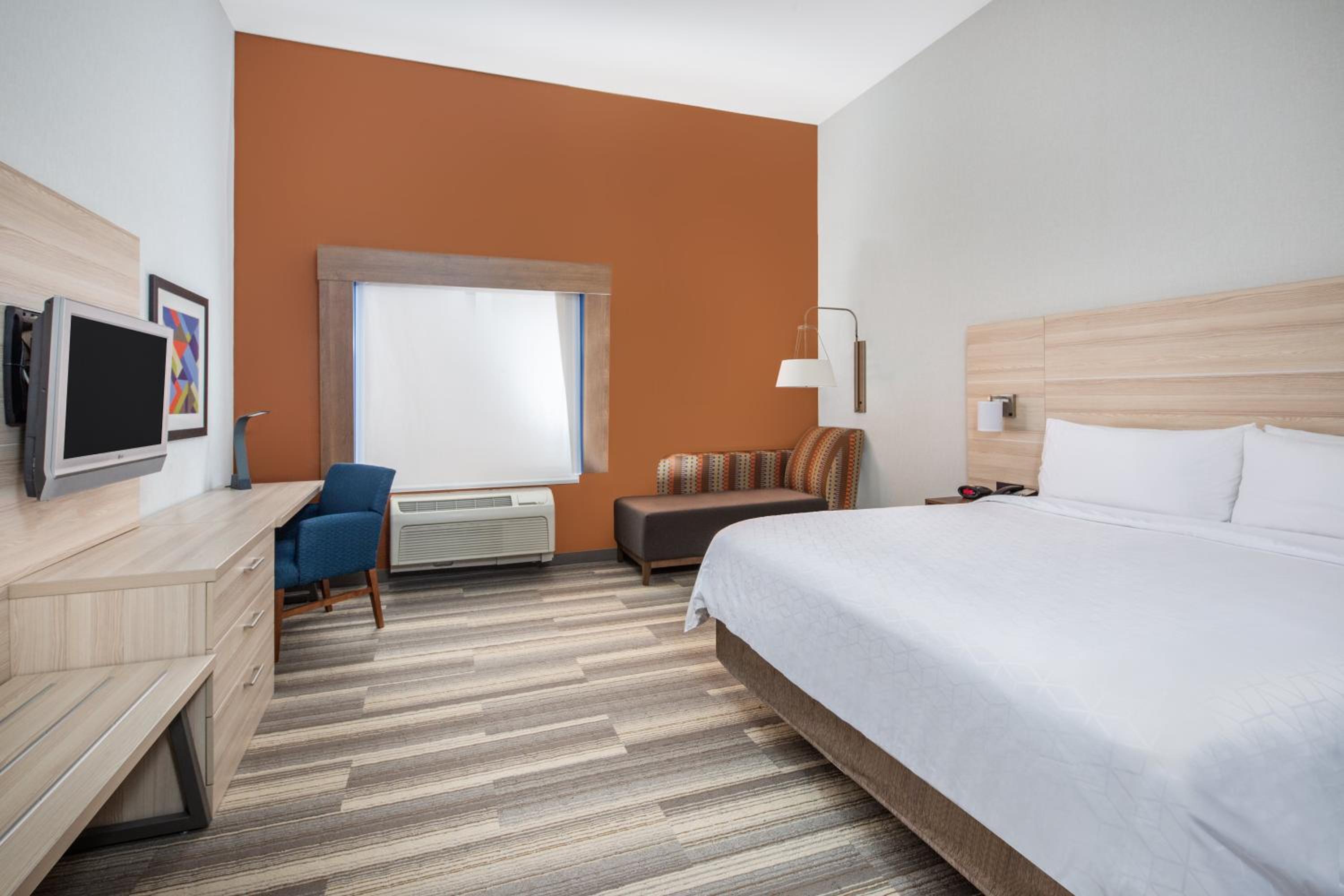 Standard King Room - Photo 5