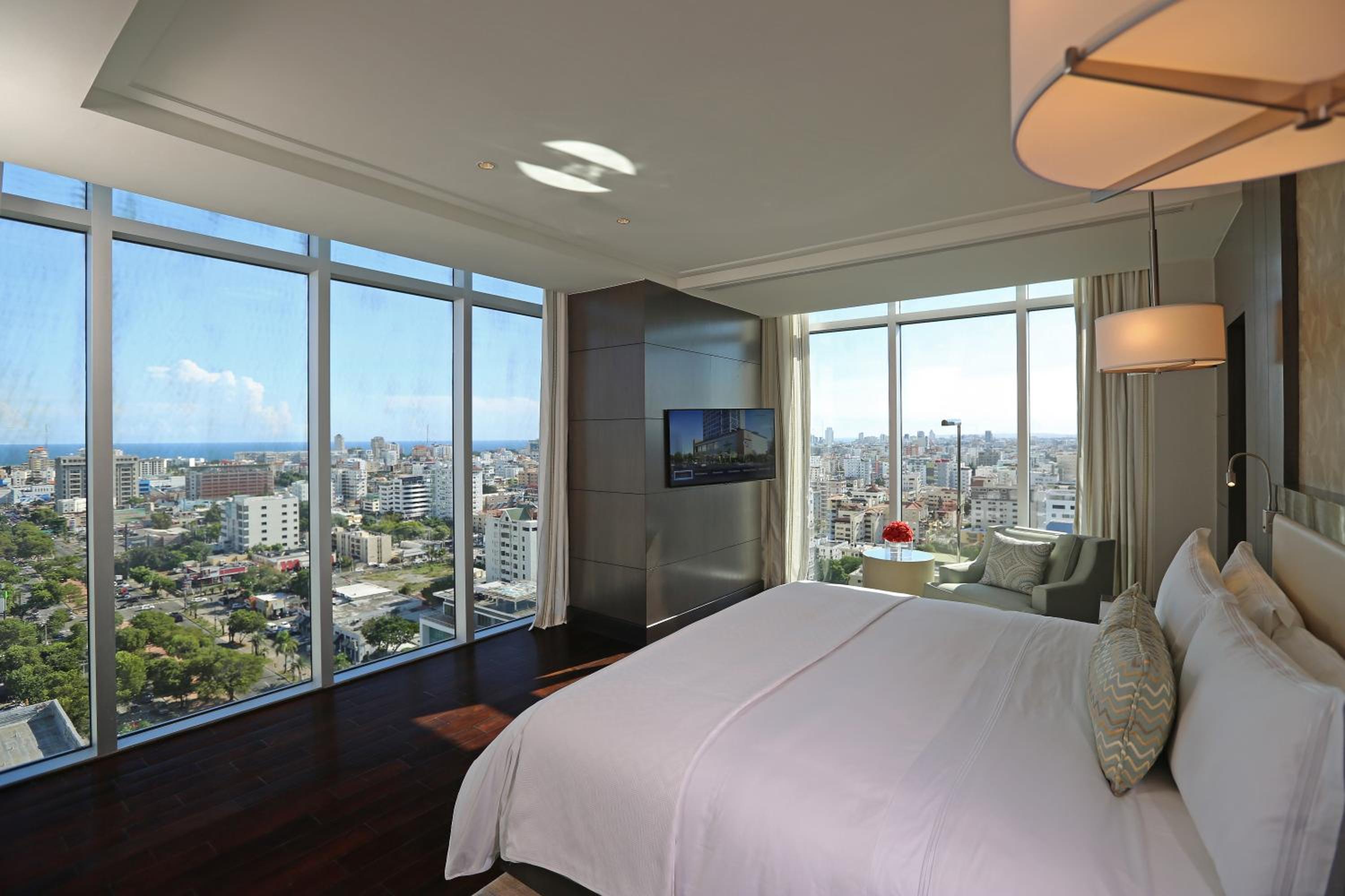 One-Bedroom Suite - Club Lounge Access/High Floor