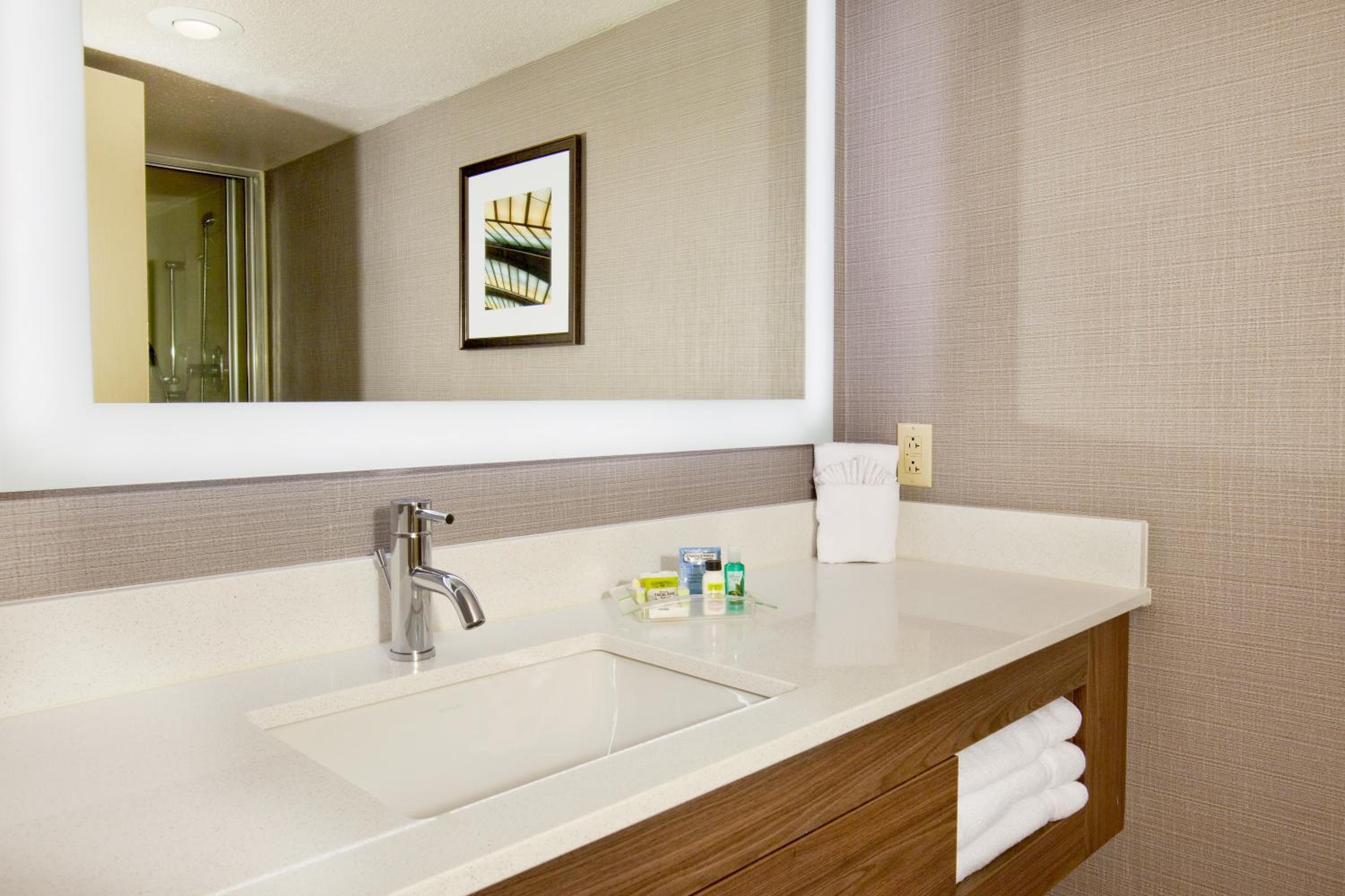 Standard King Room - Photo 3