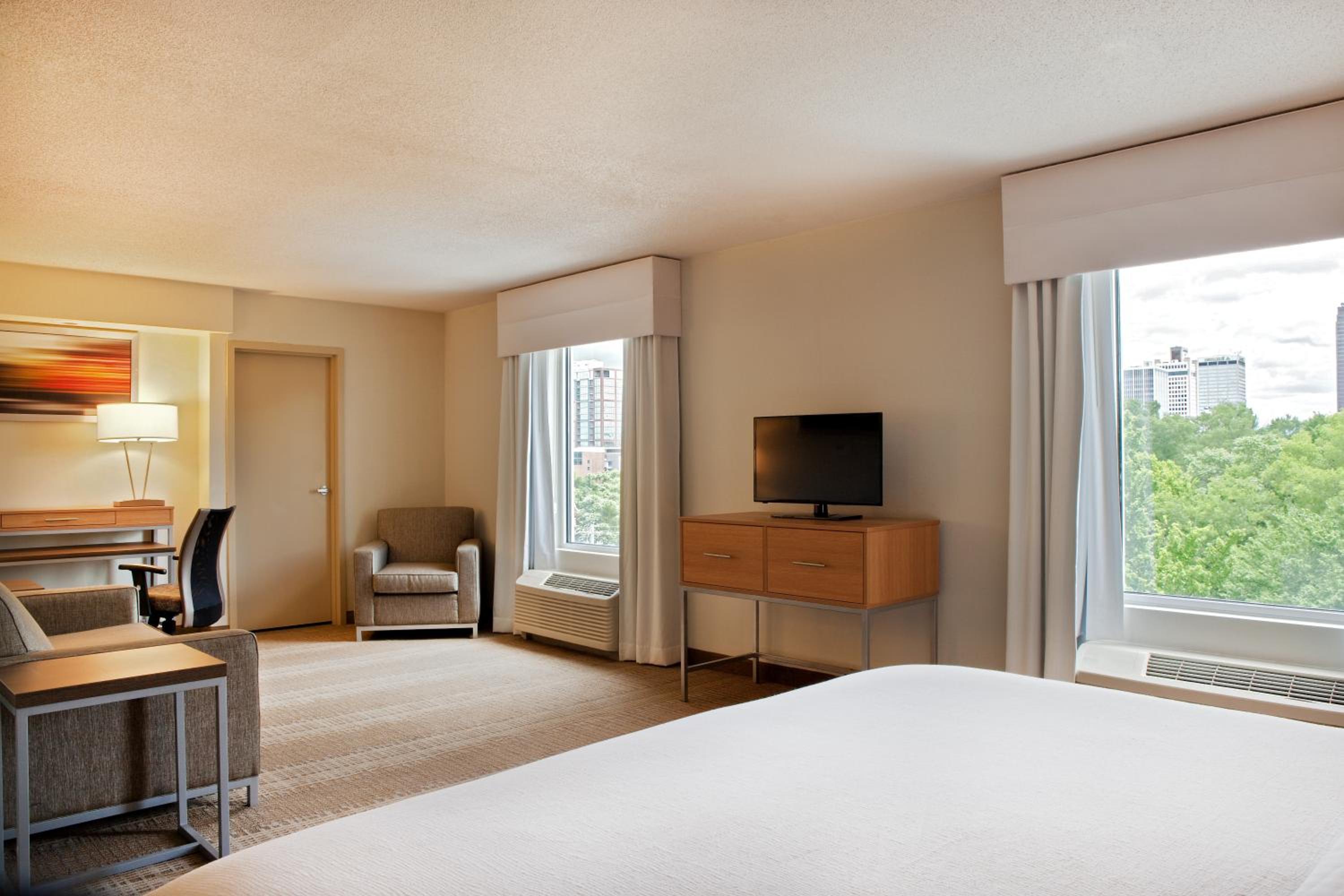 Standard King Room with Sofa Bed - Photo 5