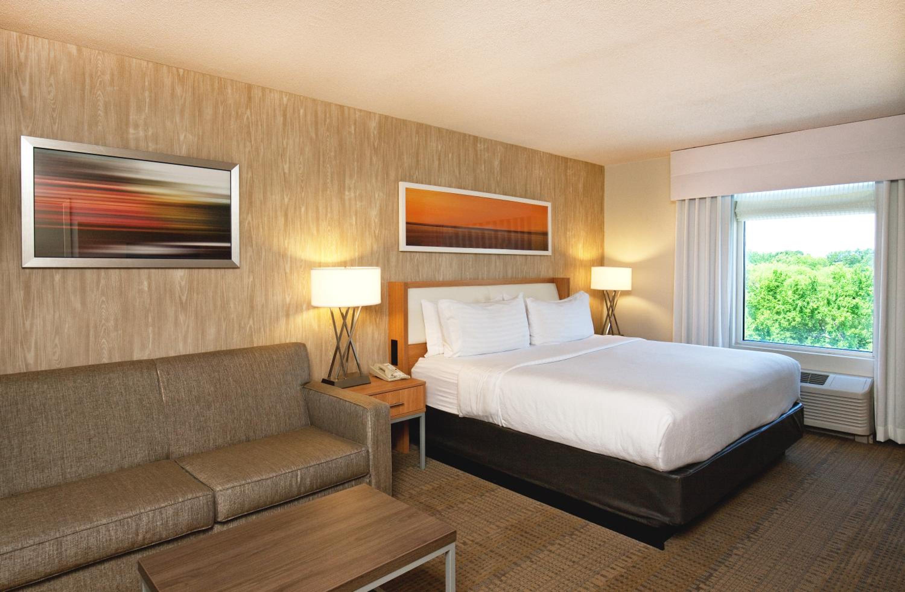Standard King Room with Sofa Bed - Photo 6
