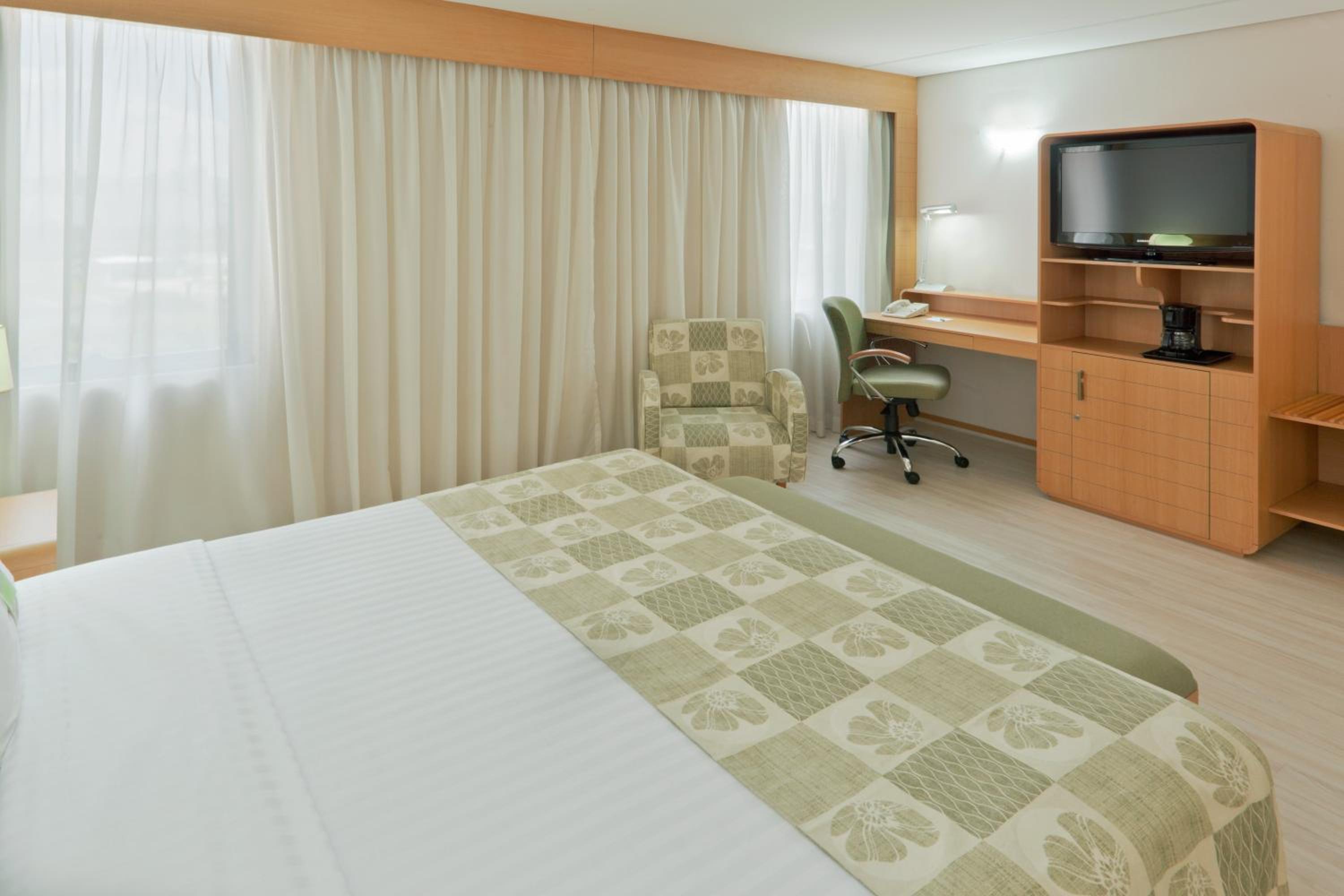 Standard King Room - High Floor photo 2