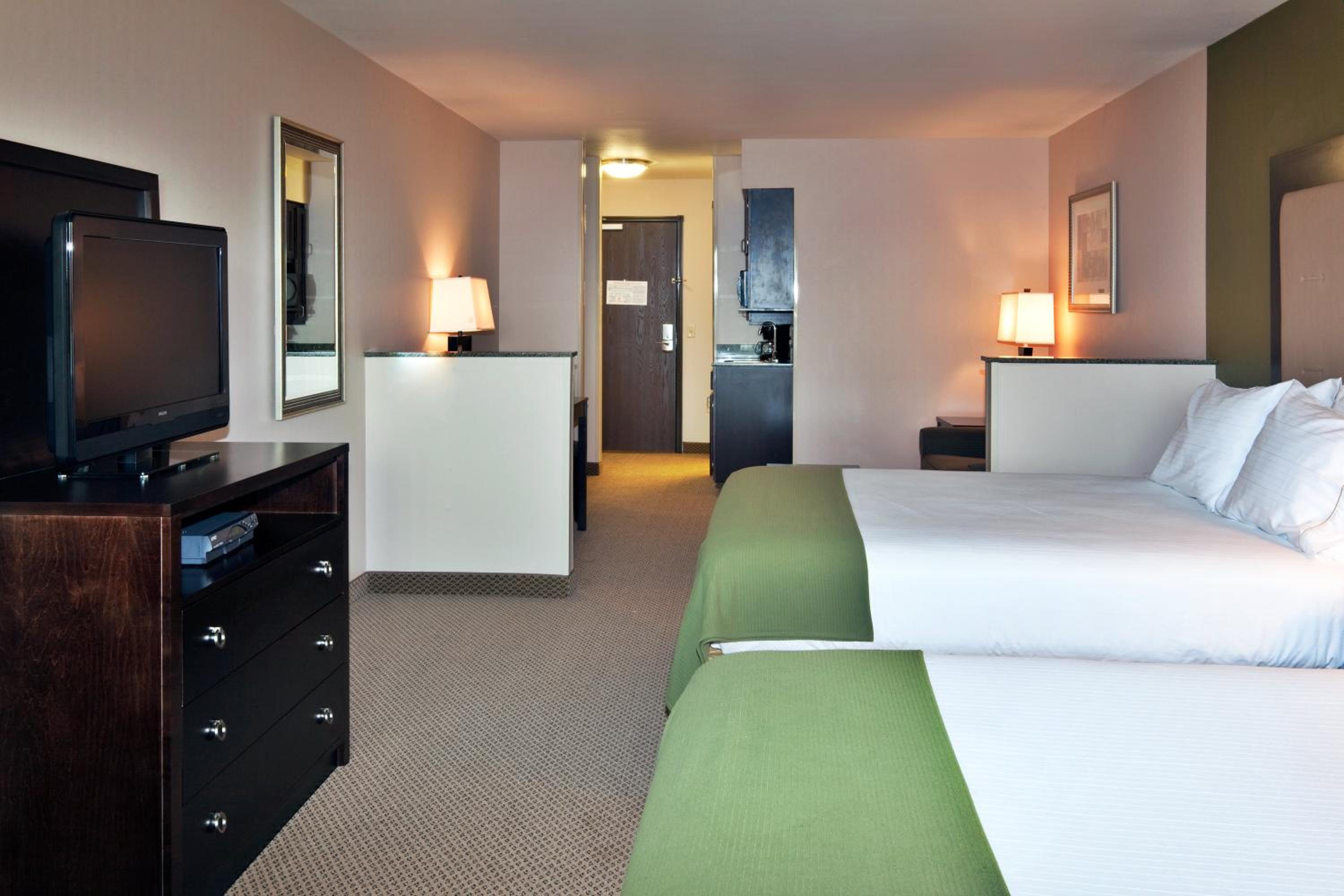Queen Suite with Two Queen Beds - Photo 3