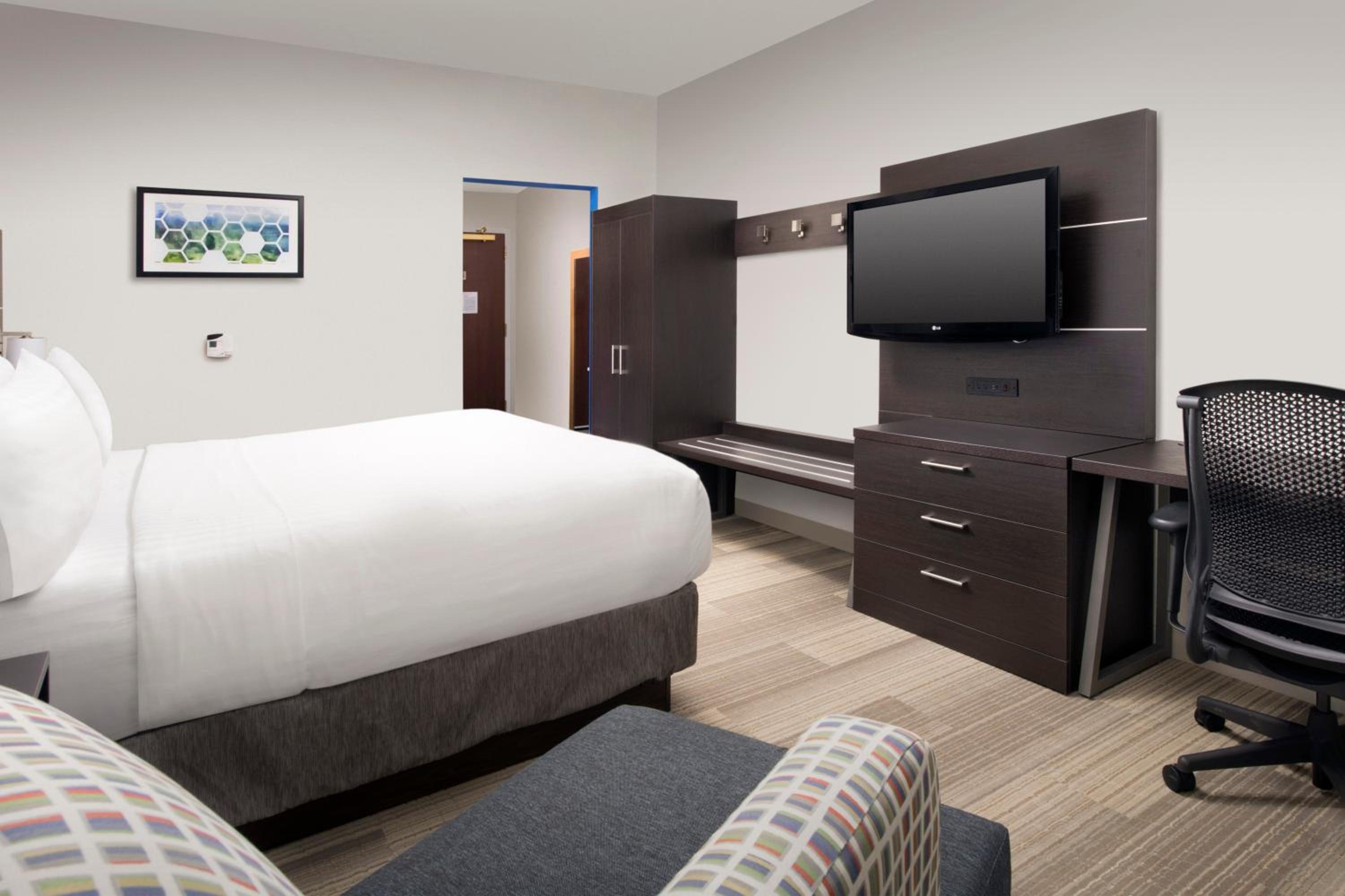 Standard King Room - Photo 8