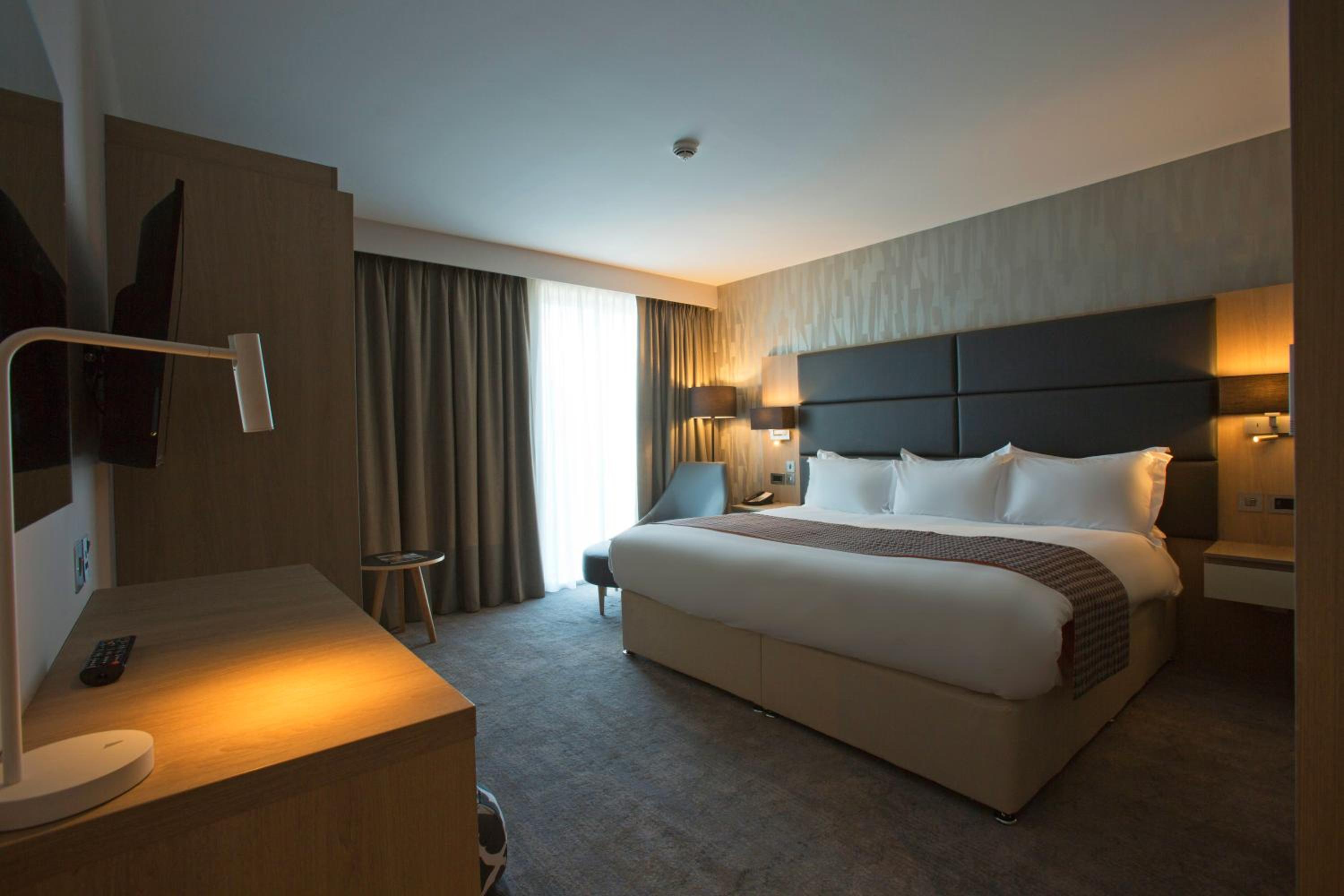 King Suite with Sofa Bed and City View photo 2