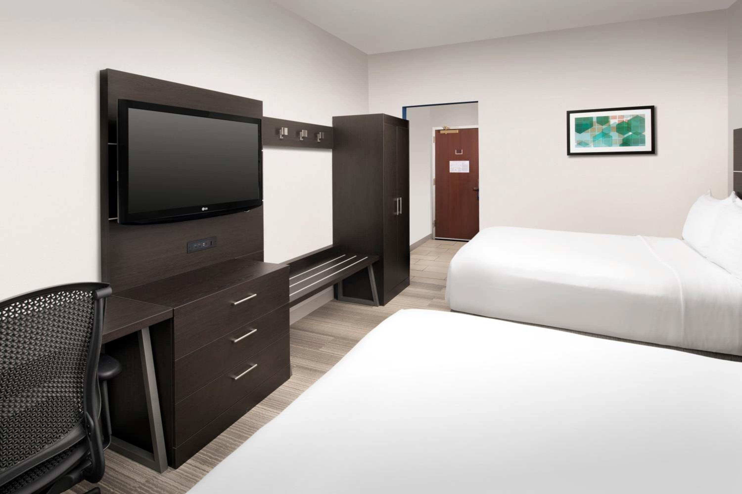 Standard Room with Two Queen Beds - Photo 8