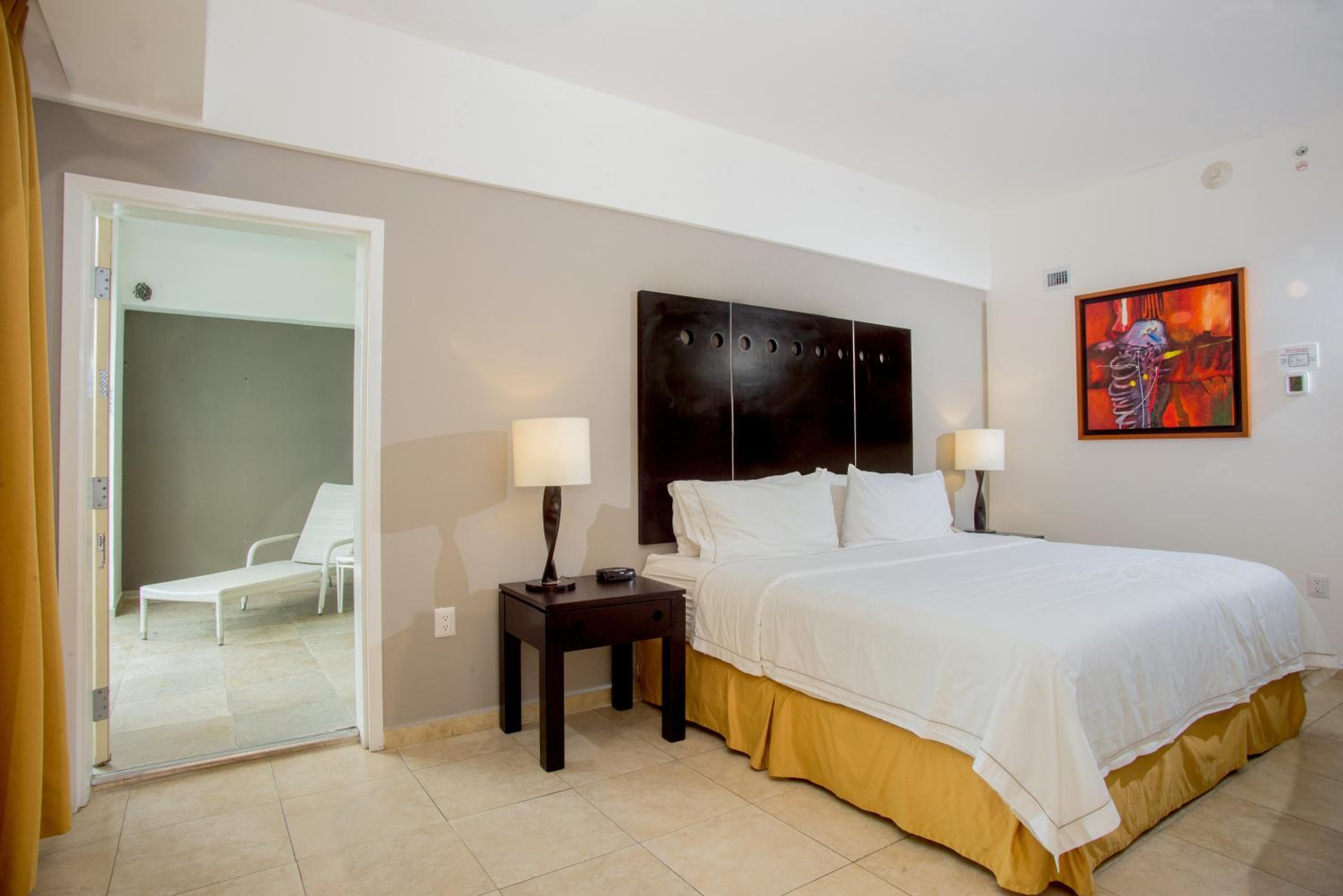 King Suite with Balcony - Photo 2