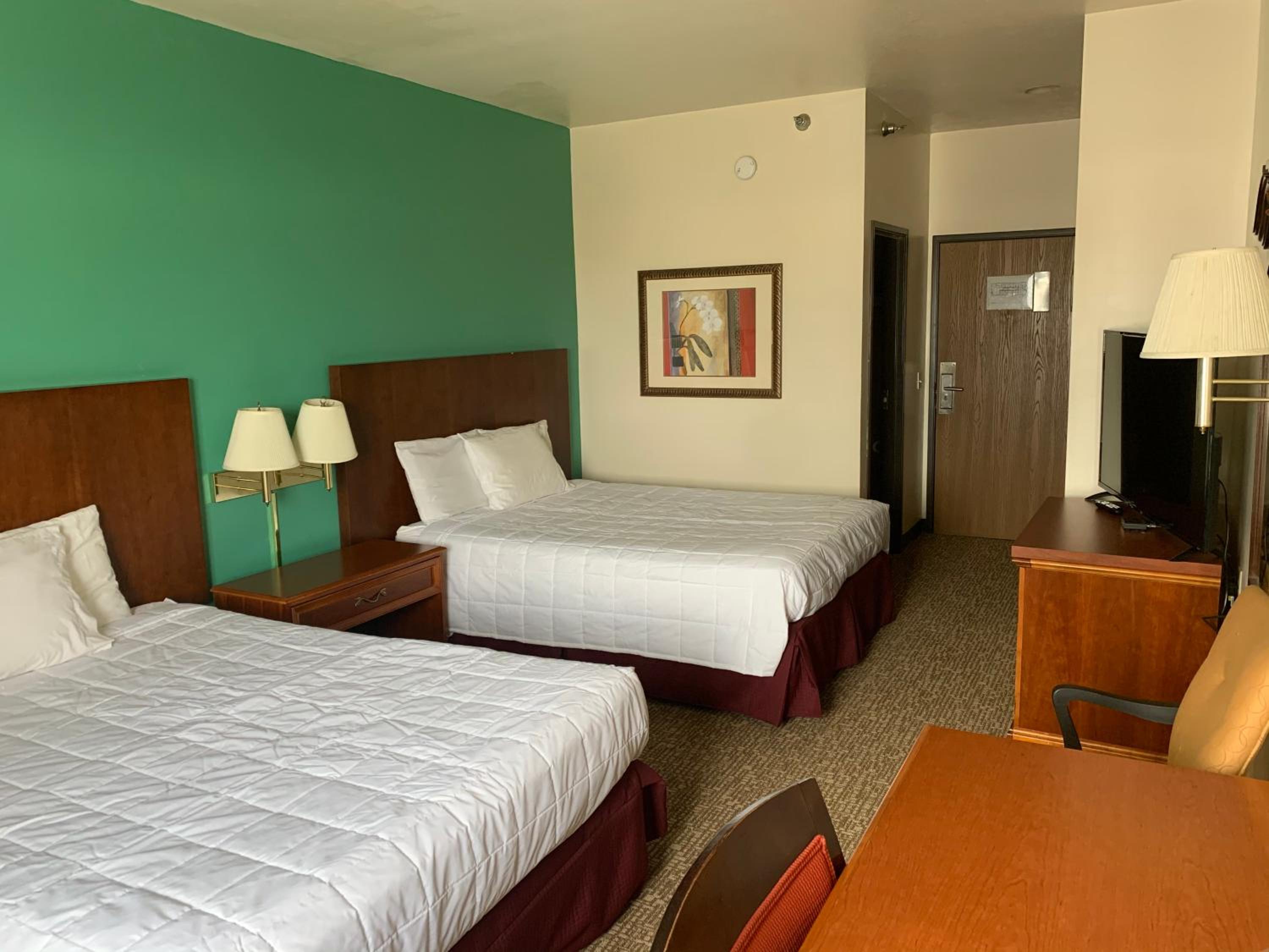 Queen Room with Two Queen Beds - Photo 3