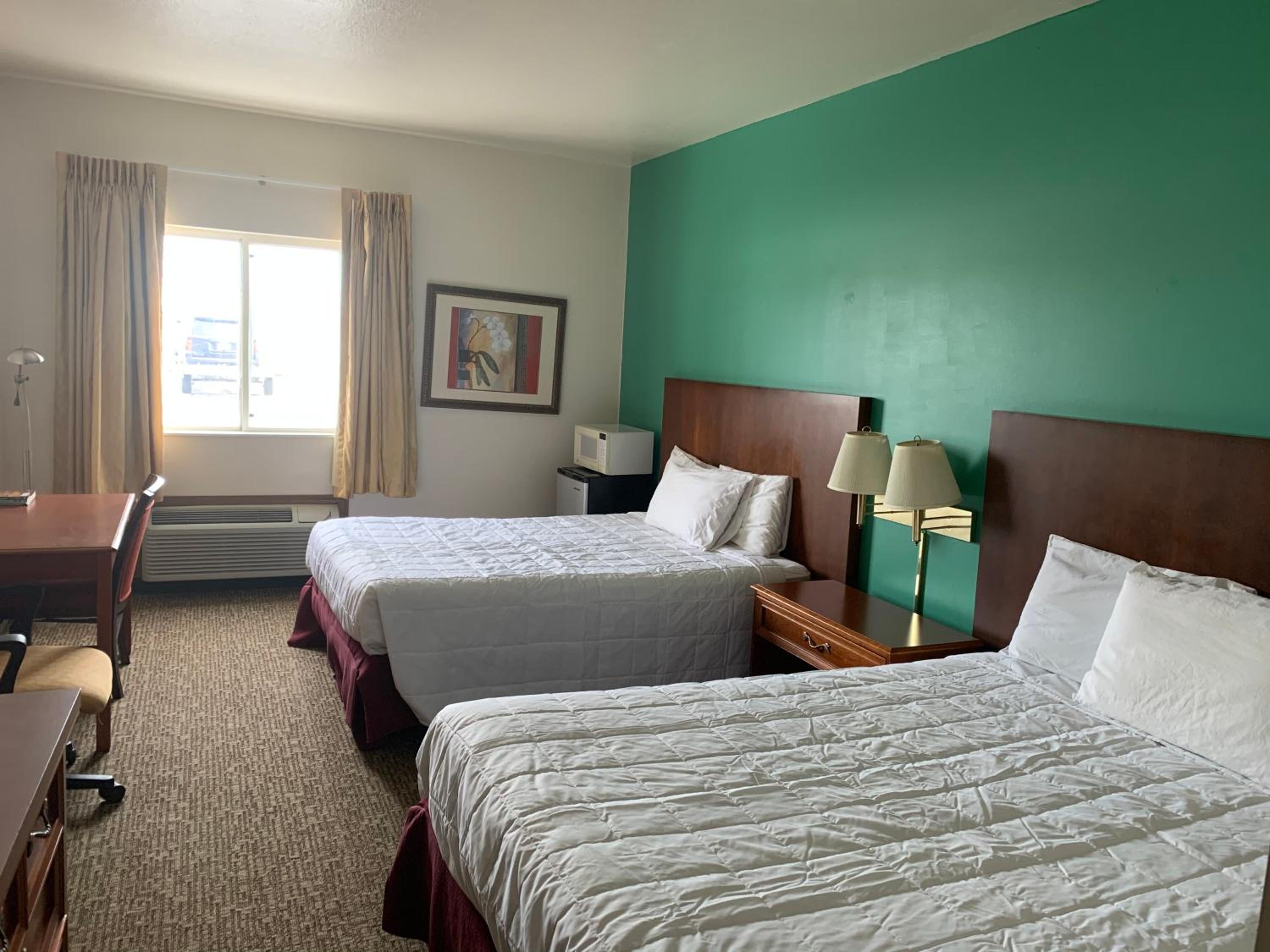 Queen Room with Two Queen Beds - Photo 2
