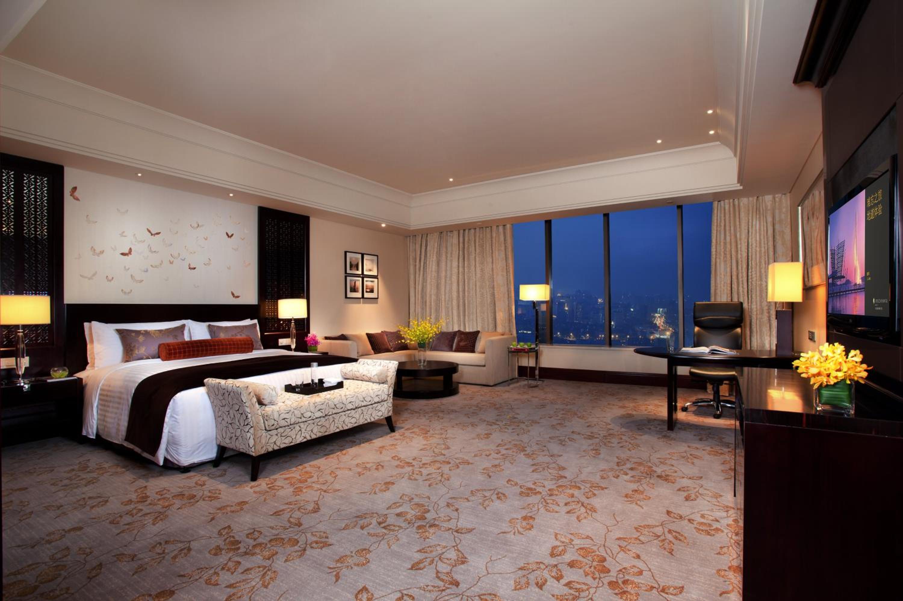 Premium King Room - Photo 7