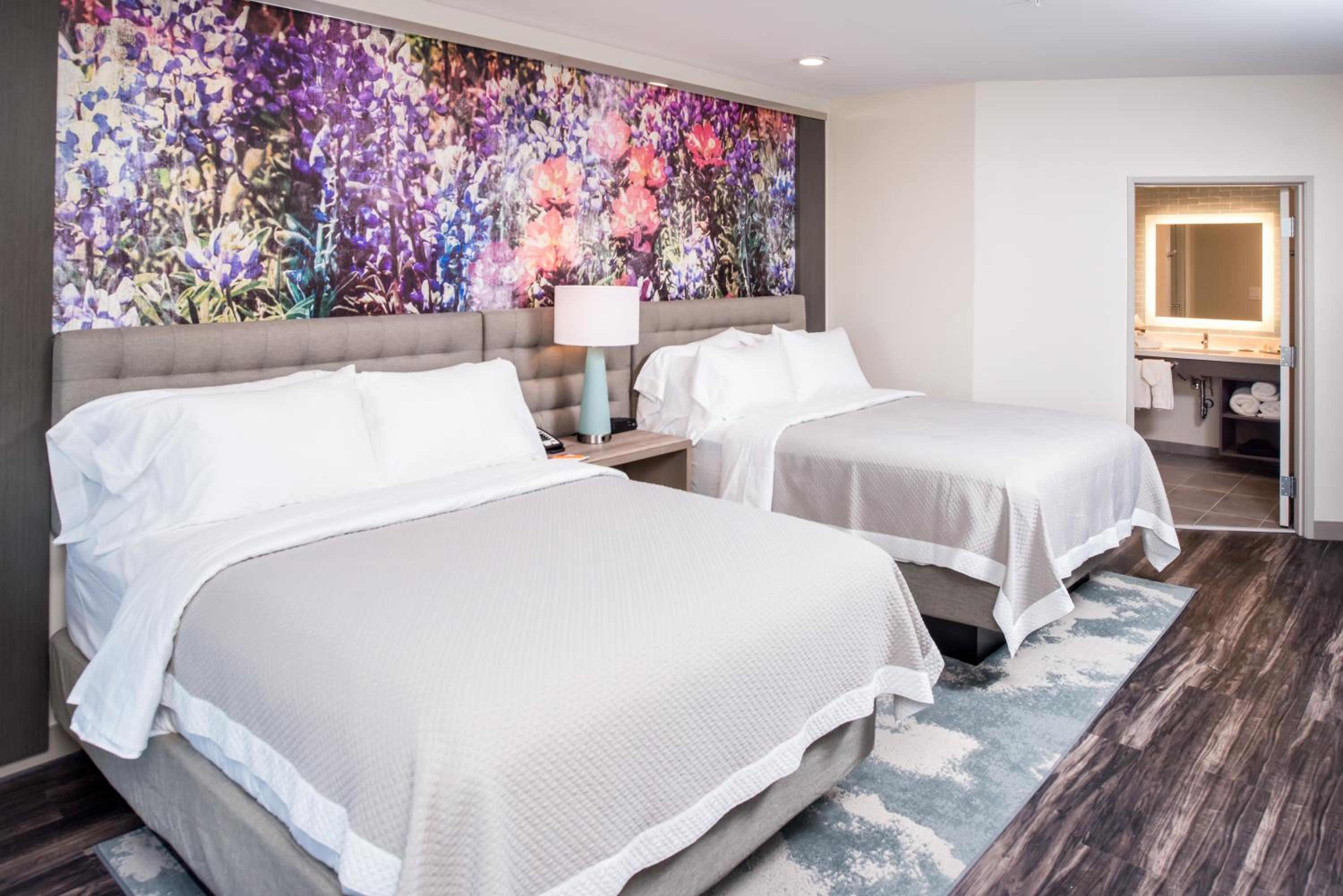 Standard Queen Room with Two Queen Beds photo 3