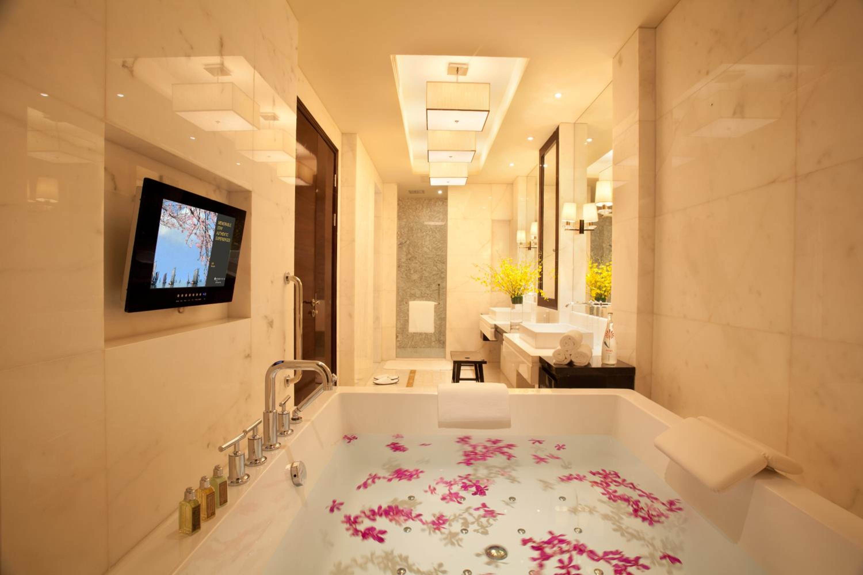 One-Bedroom Suite - Photo 7