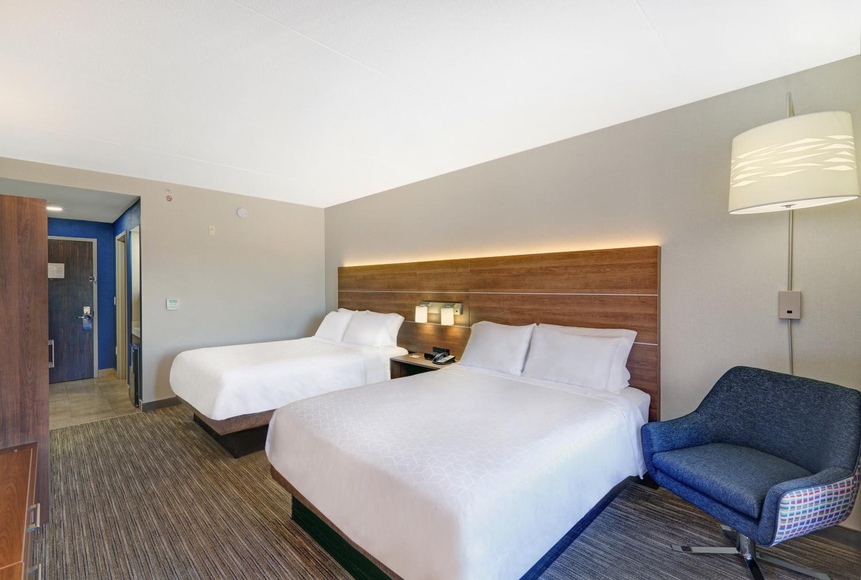 Standard Room with Two Queen Beds - Photo 1
