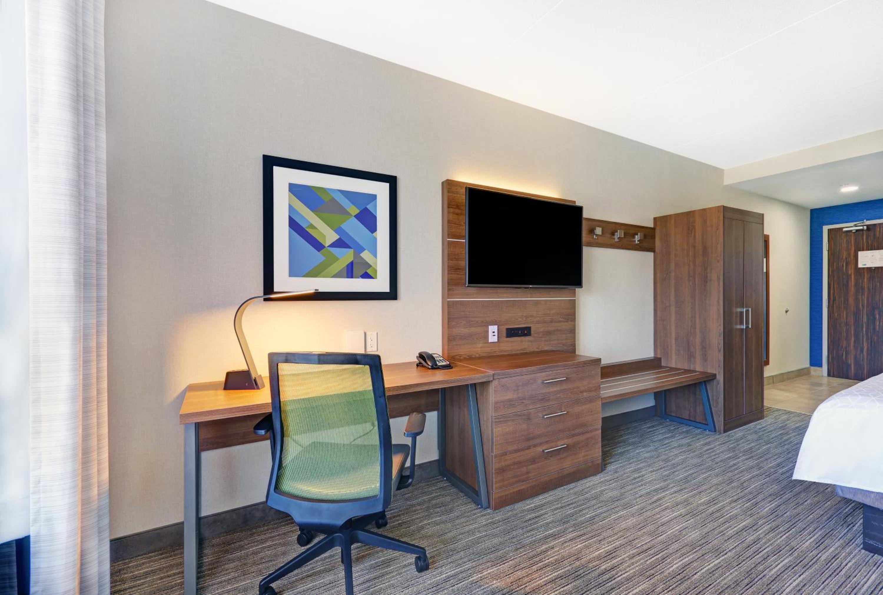 Standard Room with Two Queen Beds - Photo 3