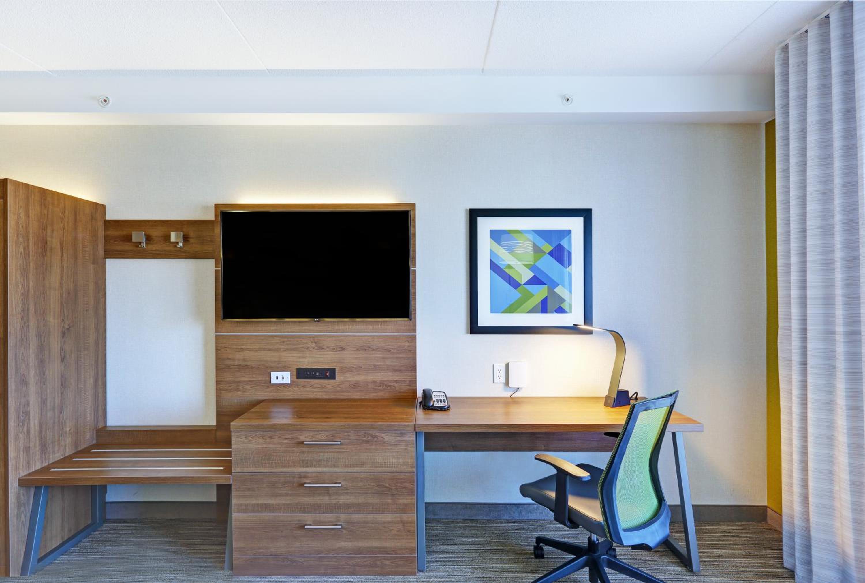 Standard Room with Two Queen Beds - Photo 4