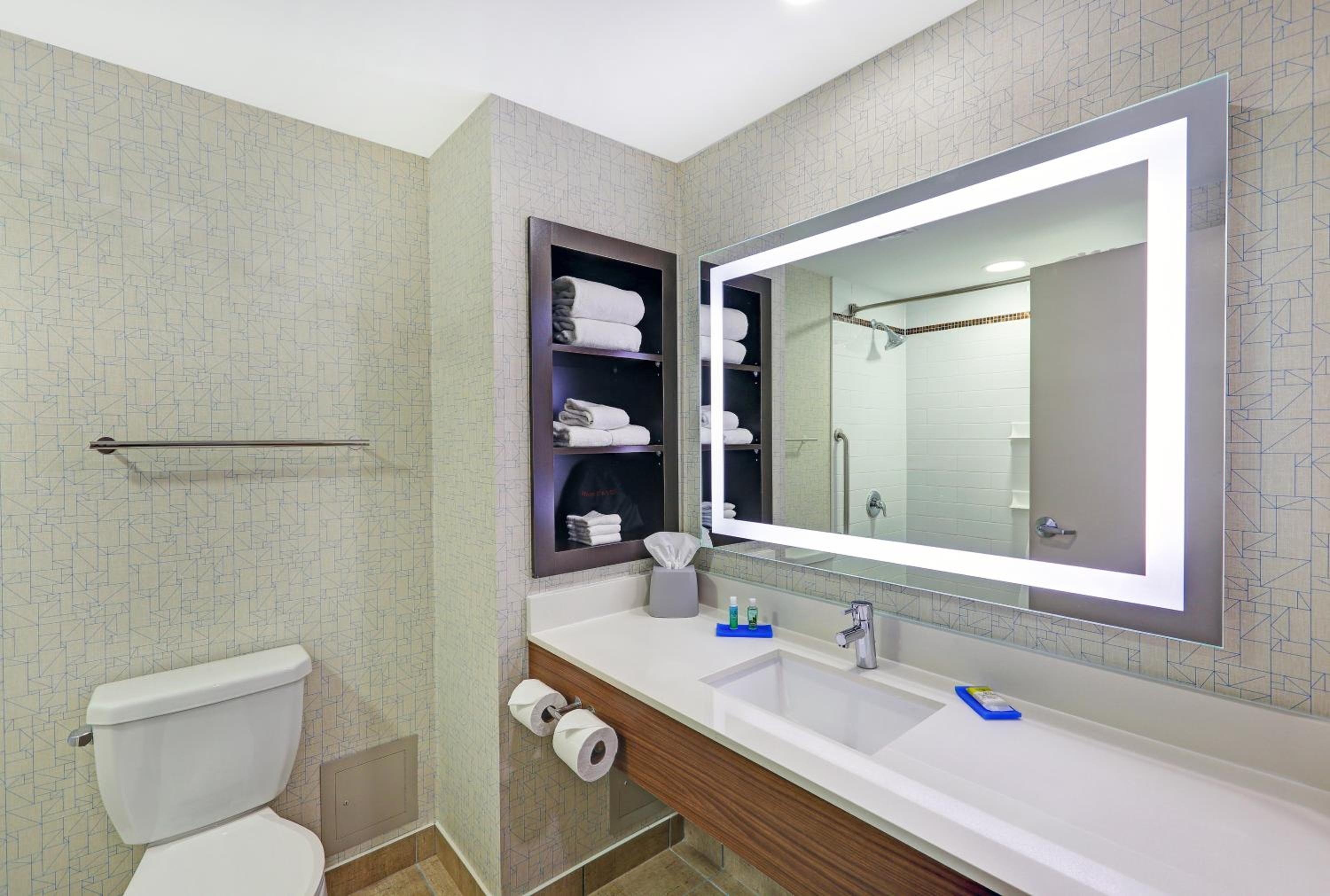 Standard King Room - Photo 7