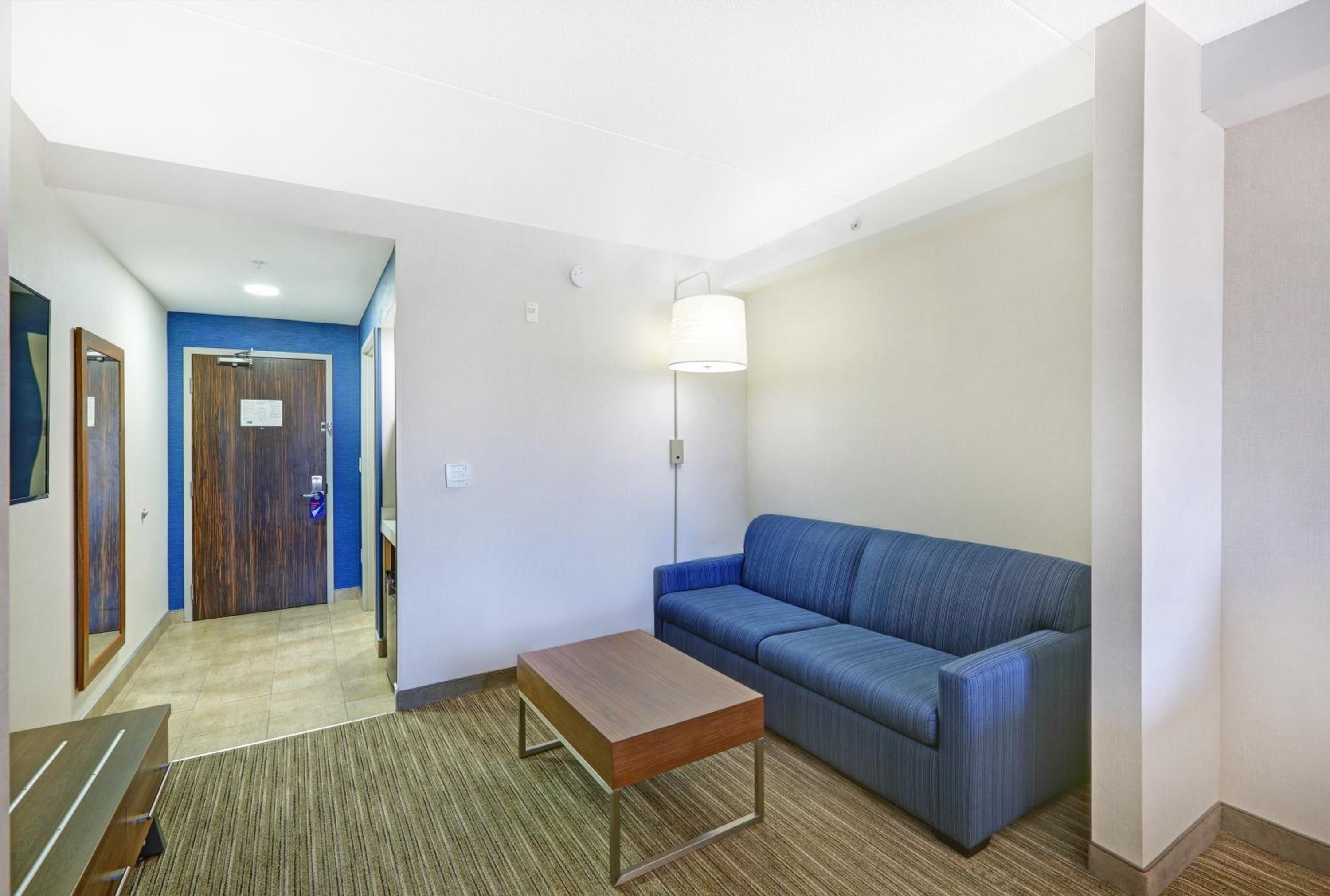 Queen Suite with Two Queen Beds and Sofa Bed - Photo 2