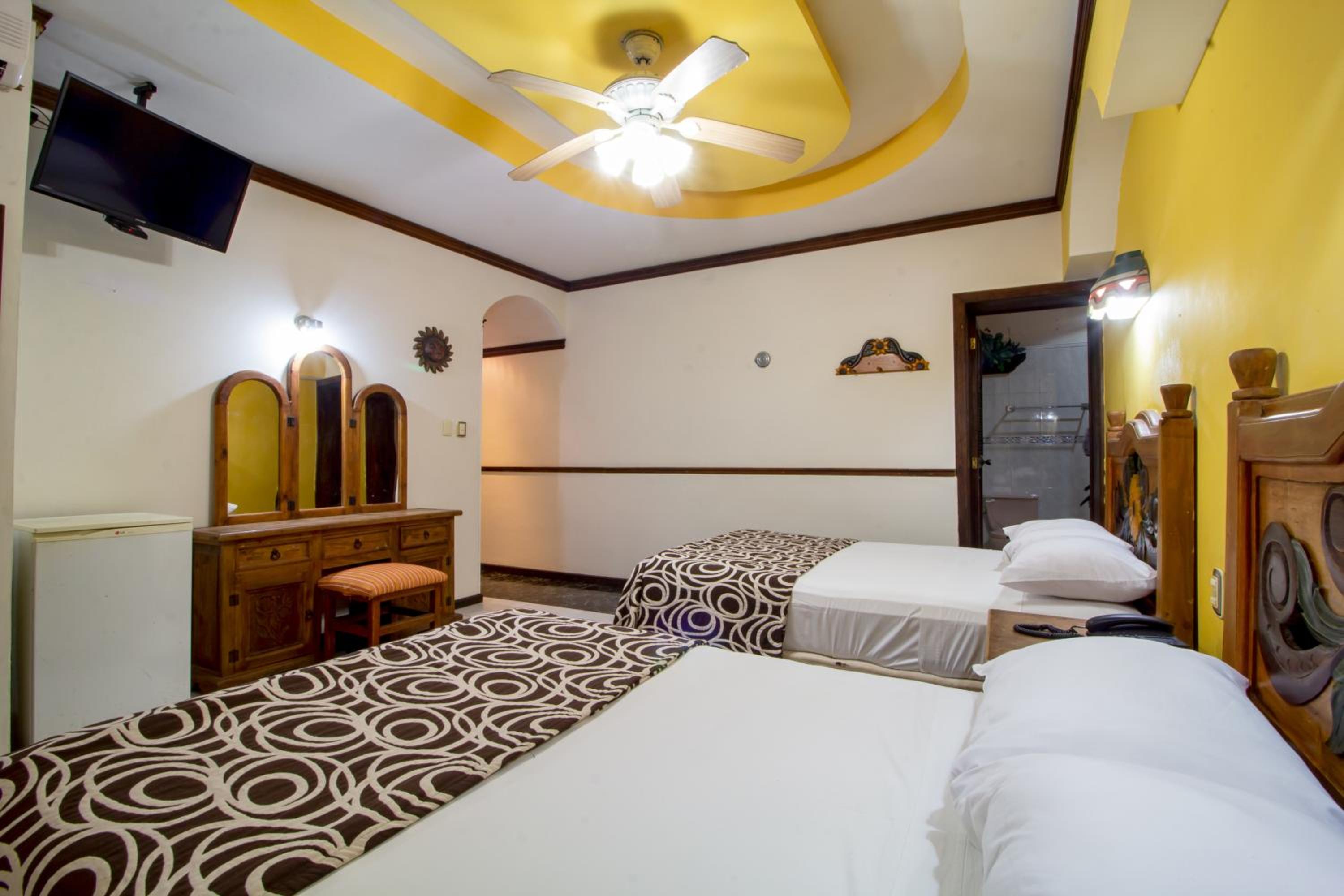 Double Room with Two Double Beds - Photo 10