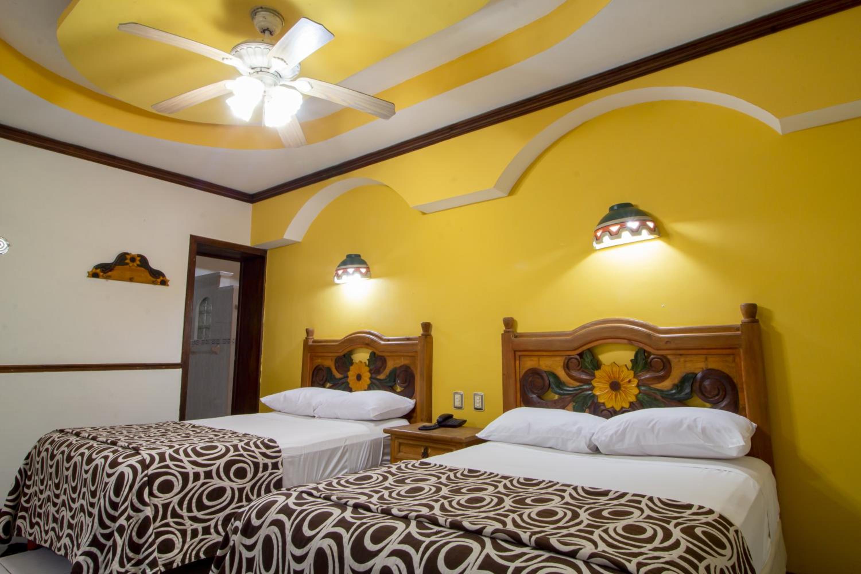 Double Room with Two Double Beds - Photo 9