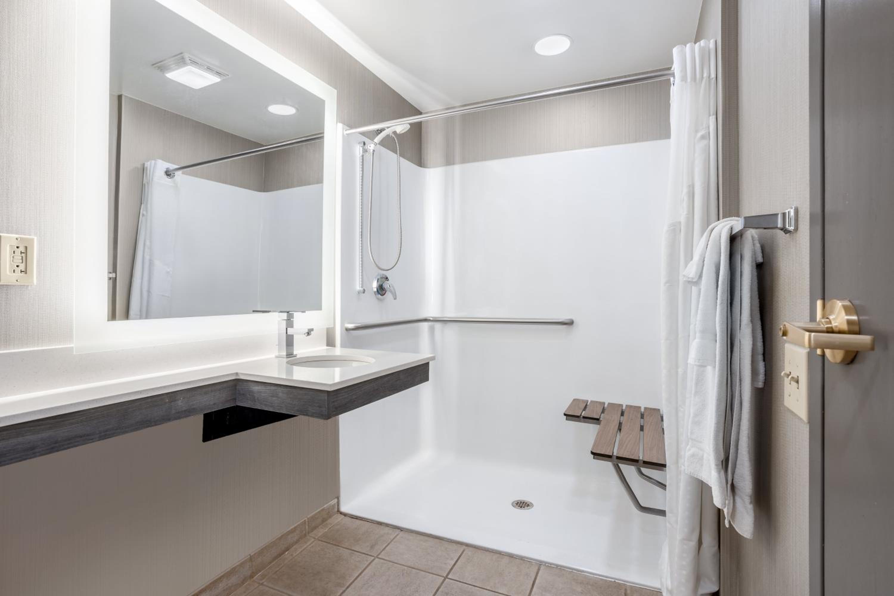 Queen Room with Two Queen Beds and Roll In Shower - Accessible - Photo 3