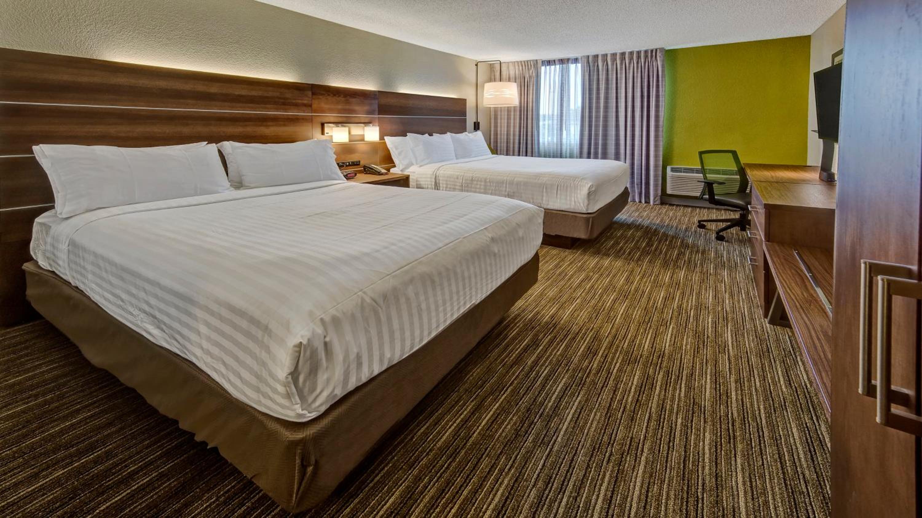 Standard Queen Room with Two Queen Beds - Photo 3