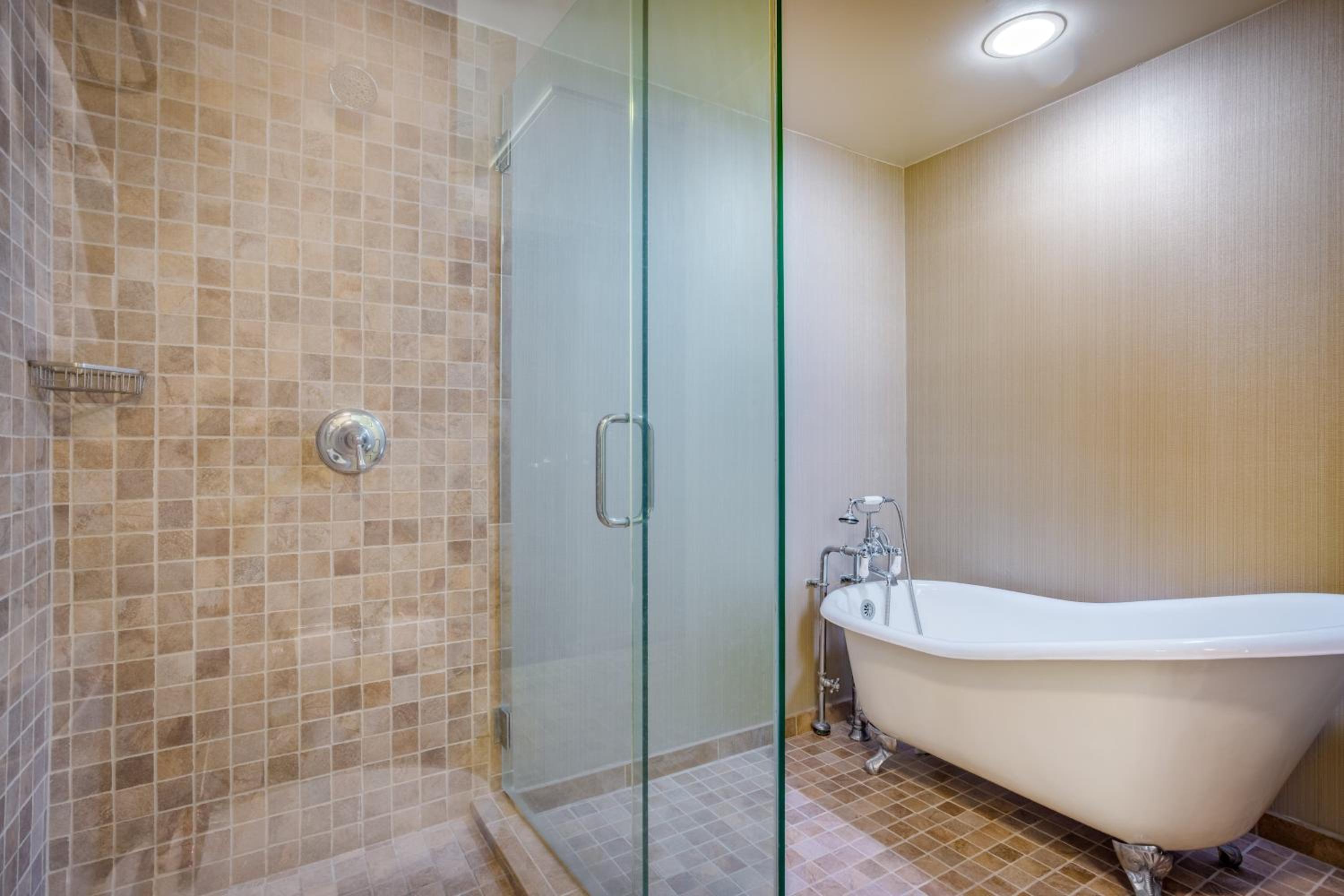 One-Bedroom Suite with Balcony - Photo 2