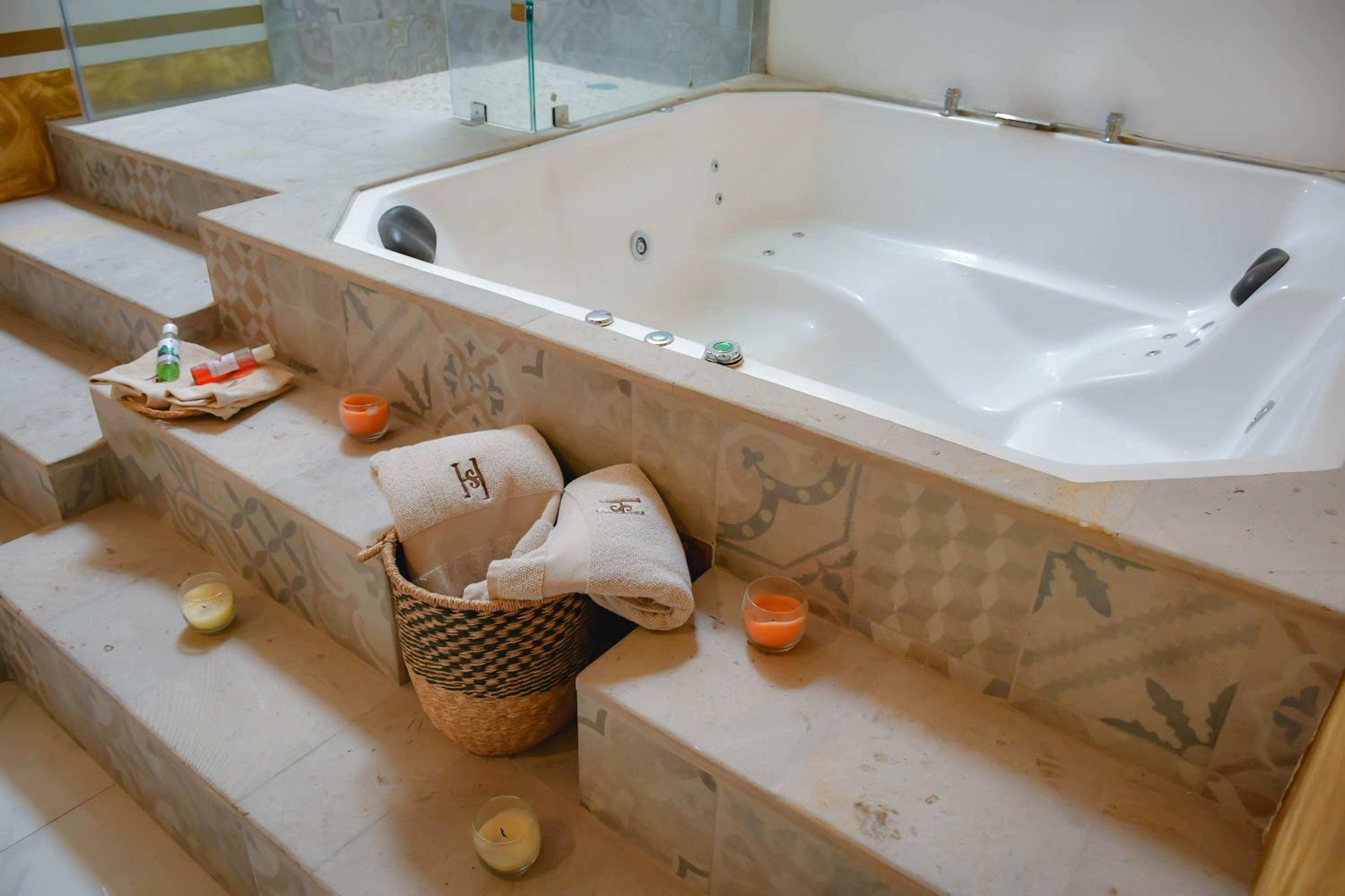 Deluxe Suite with Spa Bath - Photo 3