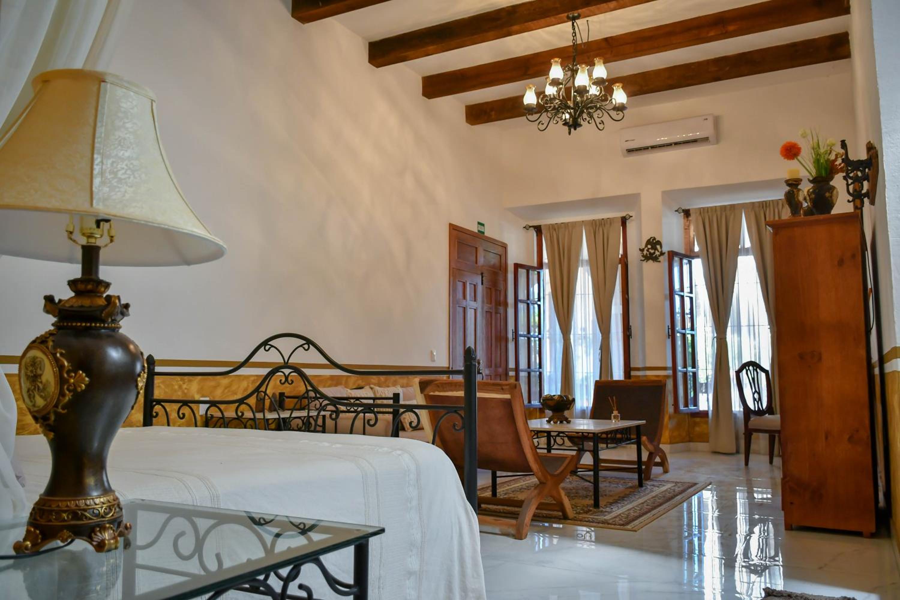 Deluxe Suite with Spa Bath - Photo 7